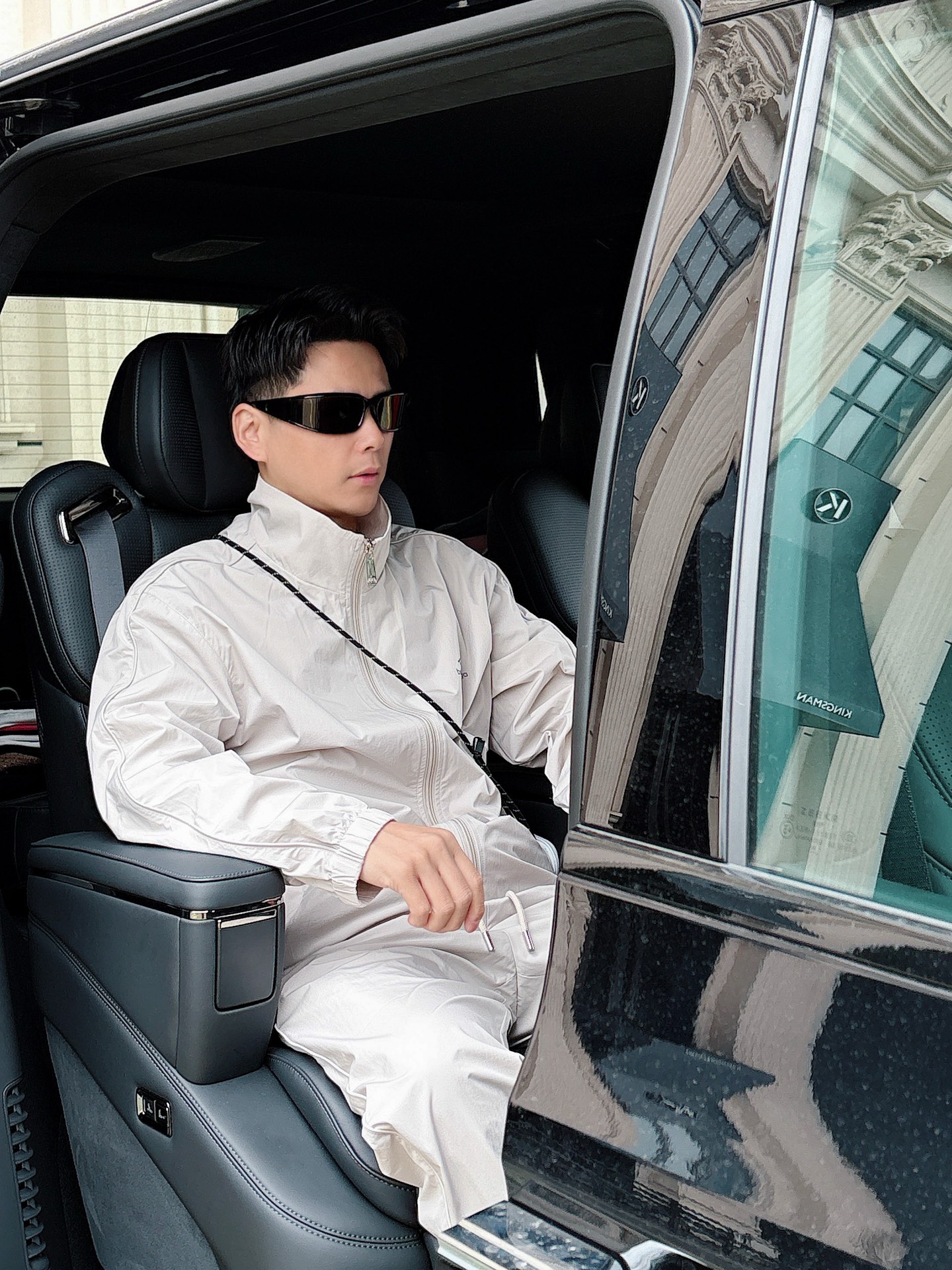 出货 一款四季组合面料 巴黎世家 上新🈺25ss早春运动套装尼龙风衣➕卫裤 现货秒发本款运动衫为轻盈科技