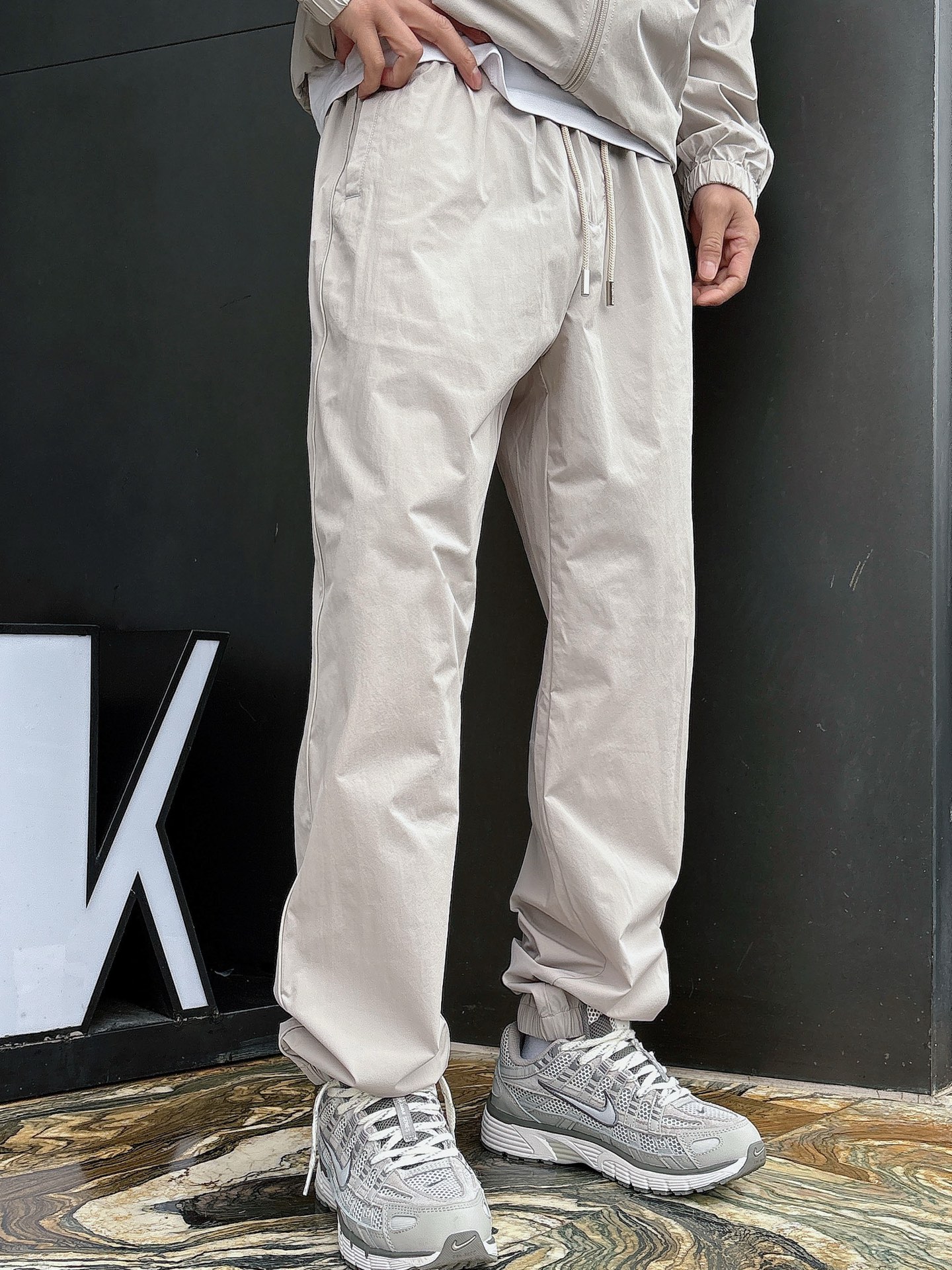 出货 一款四季组合面料 巴黎世家 上新🈺25ss早春运动套装尼龙风衣➕卫裤 现货秒发本款运动衫为轻盈科技