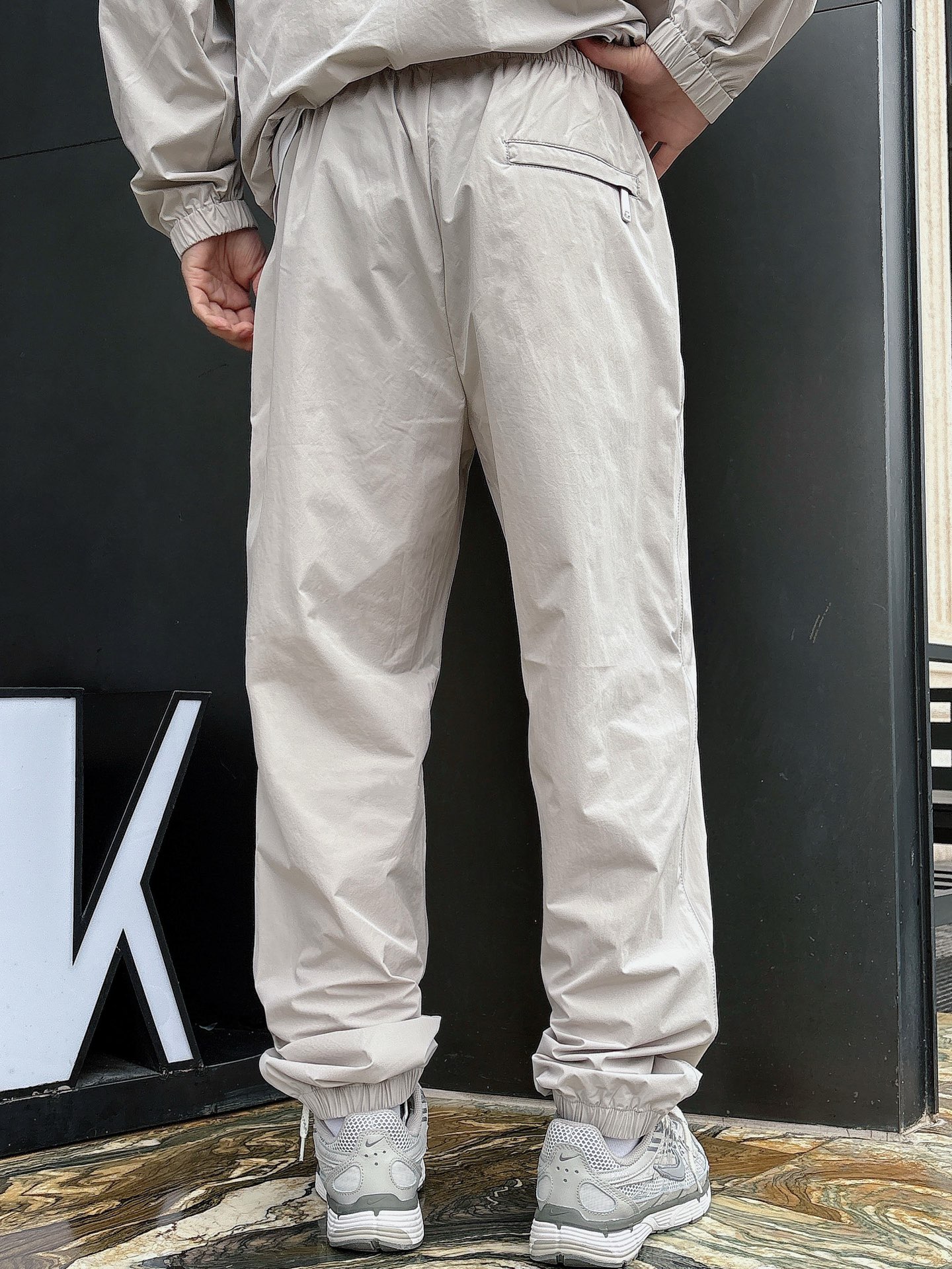 出货 一款四季组合面料 巴黎世家 上新🈺25ss早春运动套装尼龙风衣➕卫裤 现货秒发本款运动衫为轻盈科技