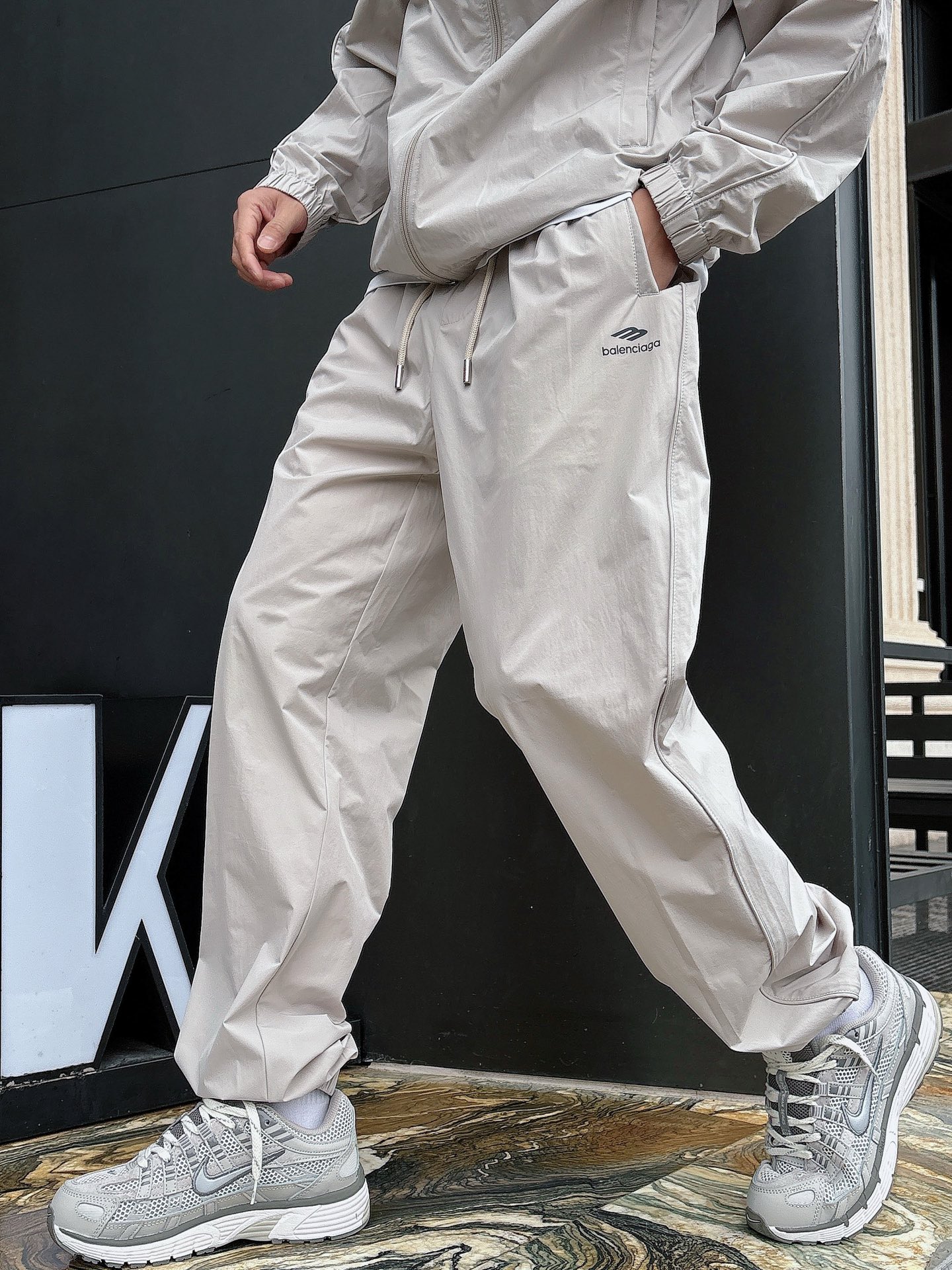 出货 一款四季组合面料 巴黎世家 上新🈺25ss早春运动套装尼龙风衣➕卫裤 现货秒发本款运动衫为轻盈科技