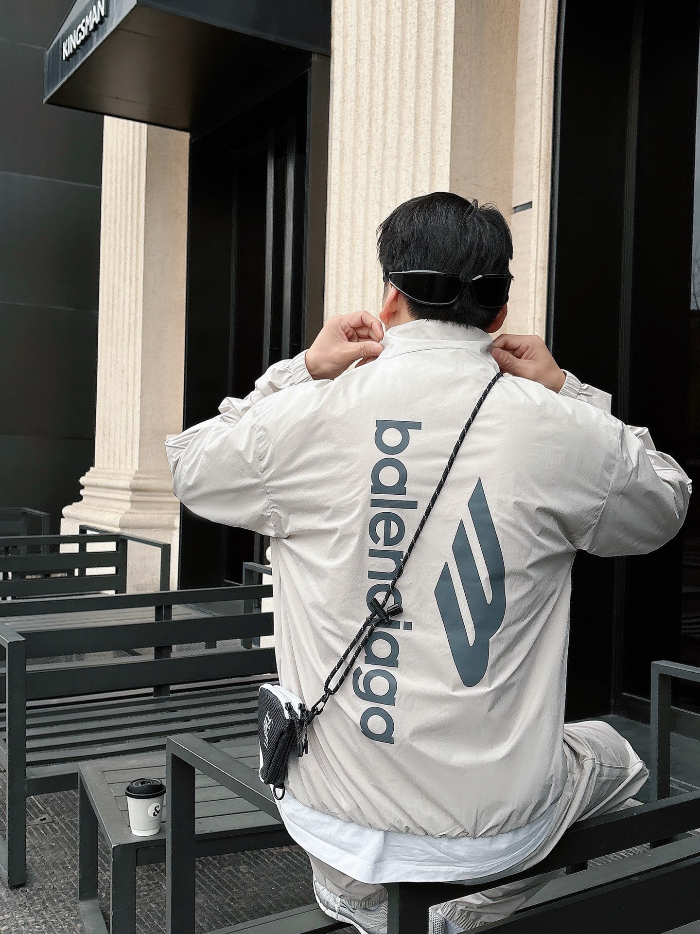 出货 一款四季组合面料 巴黎世家 上新🈺25ss早春运动套装尼龙风衣➕卫裤 现货秒发本款运动衫为轻盈科技