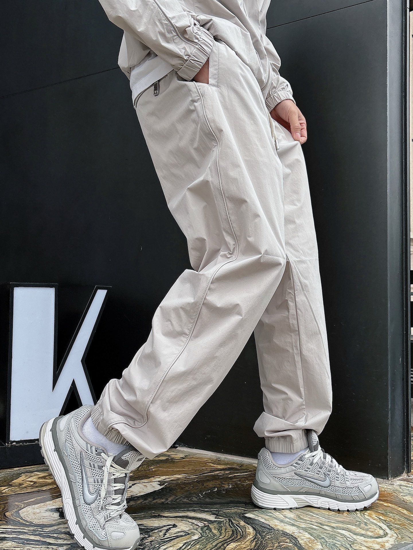 出货 一款四季组合面料 巴黎世家 上新🈺25ss早春运动套装尼龙风衣➕卫裤 现货秒发本款运动衫为轻盈科技