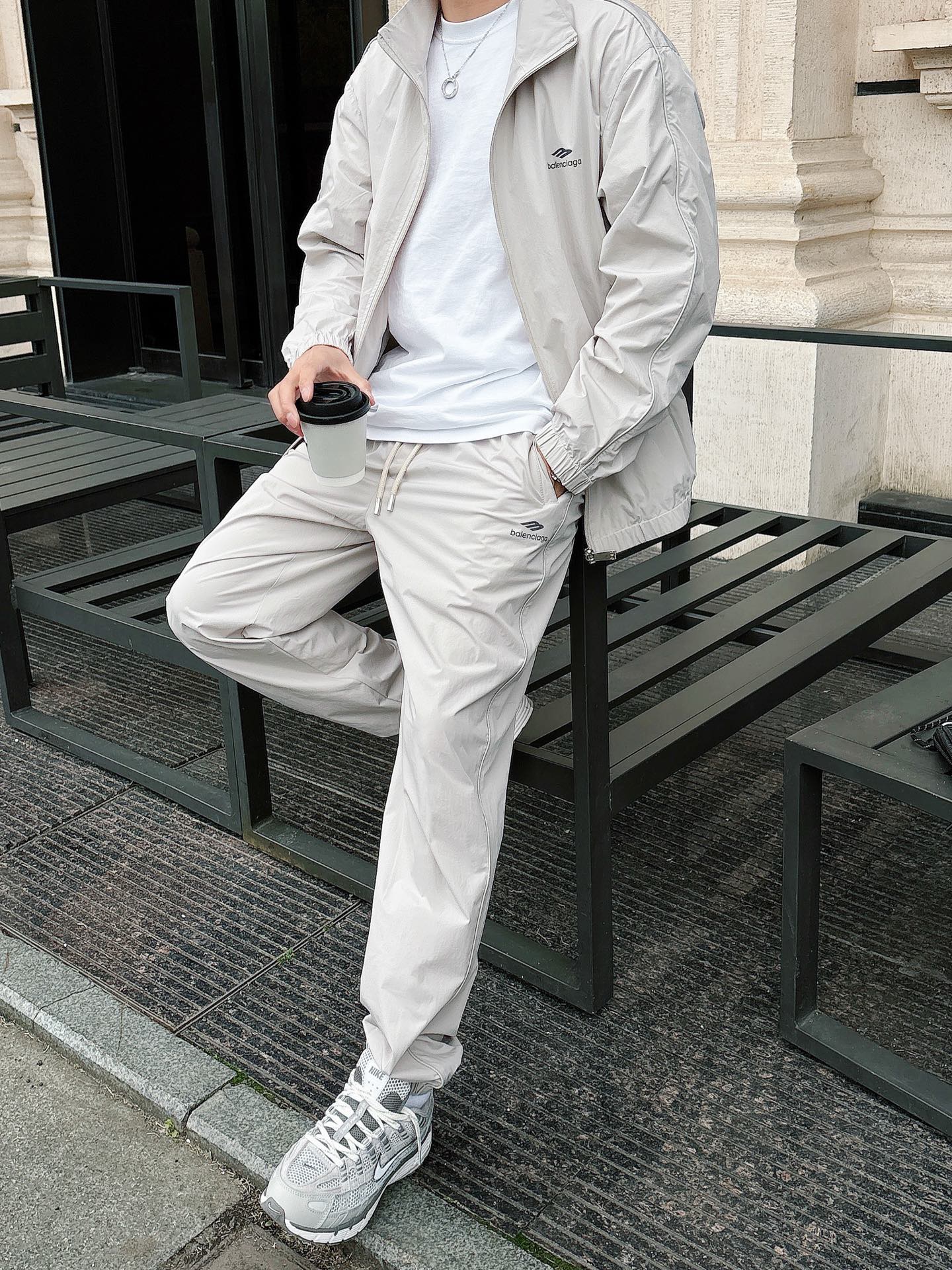 出货 一款四季组合面料 巴黎世家 上新🈺25ss早春运动套装尼龙风衣➕卫裤 现货秒发本款运动衫为轻盈科技