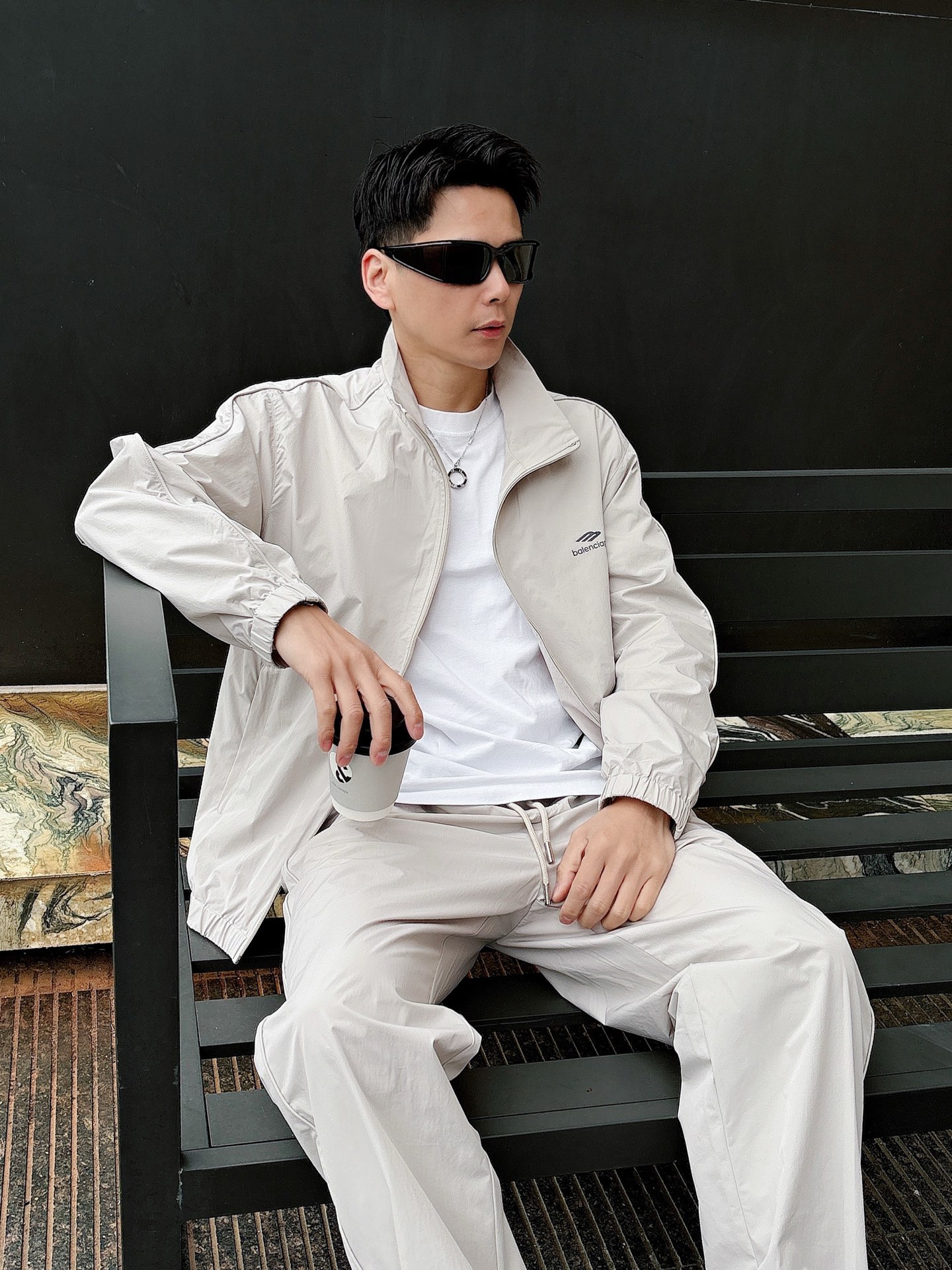 出货 一款四季组合面料 巴黎世家 上新🈺25ss早春运动套装尼龙风衣➕卫裤 现货秒发本款运动衫为轻盈科技