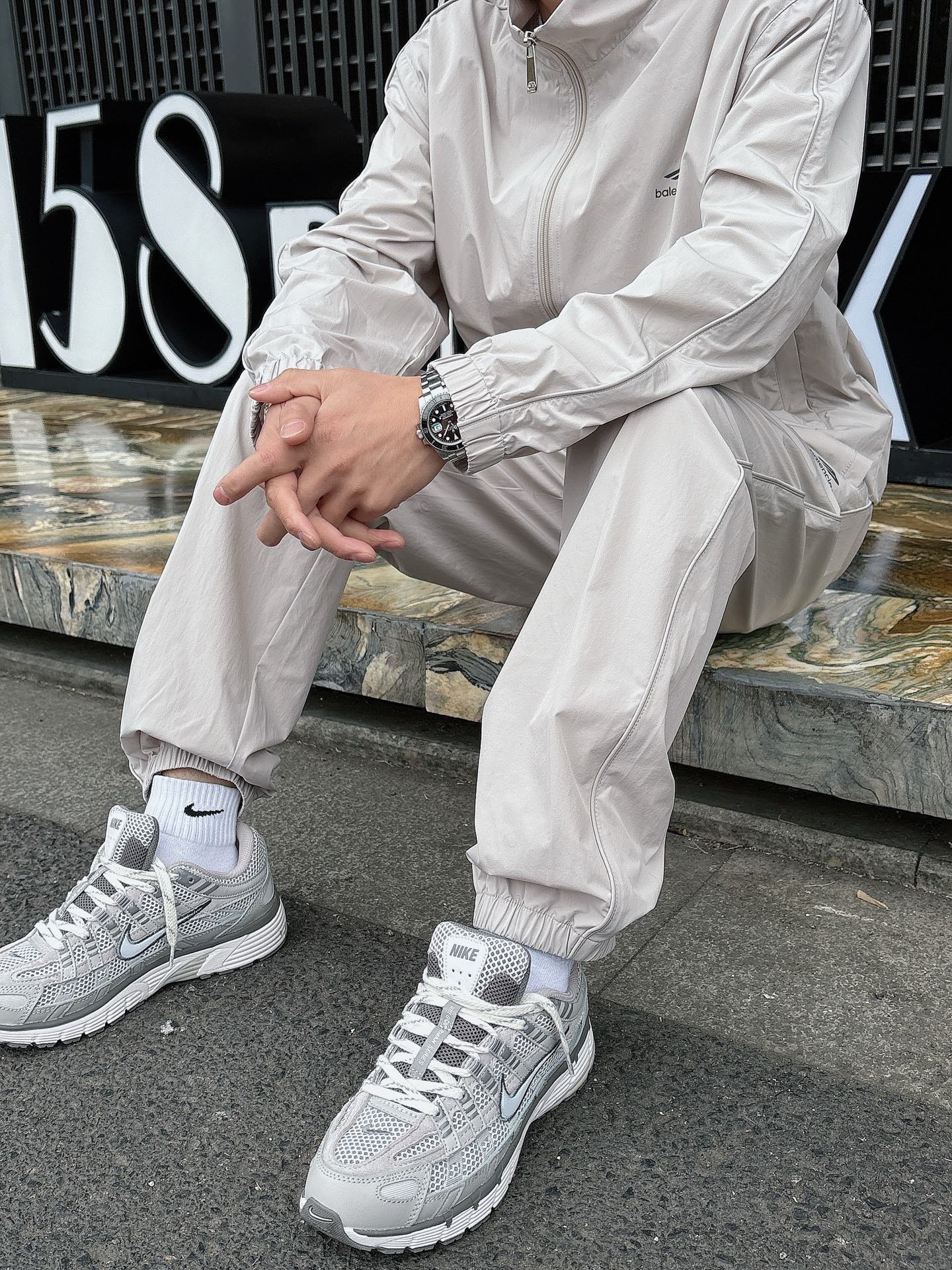 出货 一款四季组合面料 巴黎世家 上新🈺25ss早春运动套装尼龙风衣➕卫裤 现货秒发本款运动衫为轻盈科技