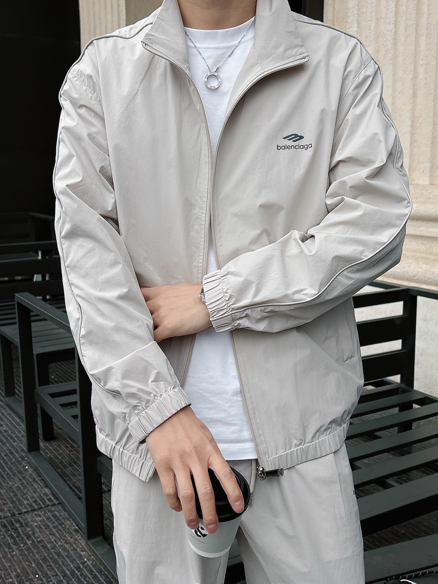 出货 一款四季组合面料 巴黎世家 上新🈺25ss早春运动套装尼龙风衣➕卫裤 现货秒发本款运动衫为轻盈科技