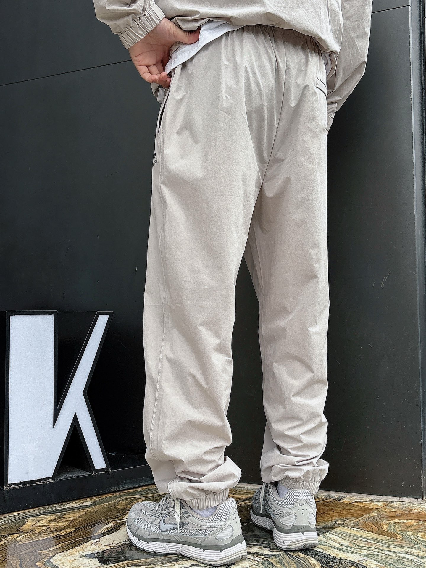 出货 一款四季组合面料 巴黎世家 上新🈺25ss早春运动套装尼龙风衣➕卫裤 现货秒发本款运动衫为轻盈科技