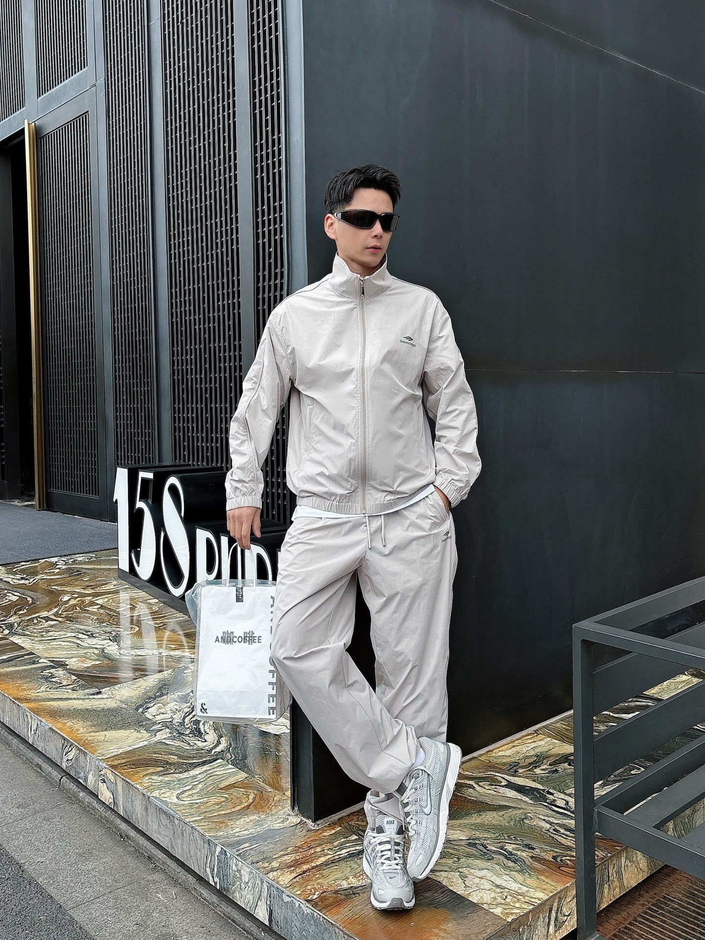 出货 一款四季组合面料 巴黎世家 上新🈺25ss早春运动套装尼龙风衣➕卫裤 现货秒发本款运动衫为轻盈科技