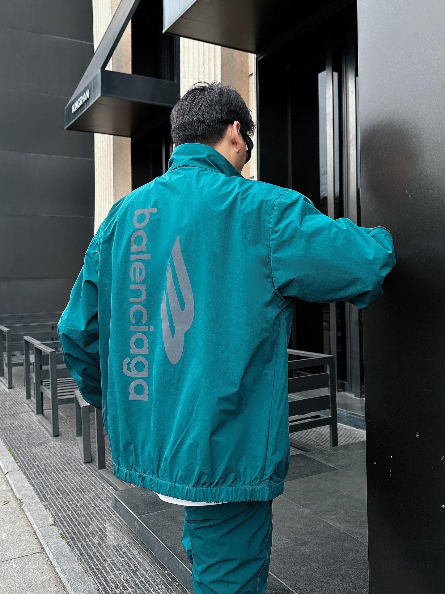 出货 巴黎世家 上新🈺25ss早春运动套装尼龙风衣➕卫裤 现货秒发本款运动衫为轻盈科技面料全幅压印图案，