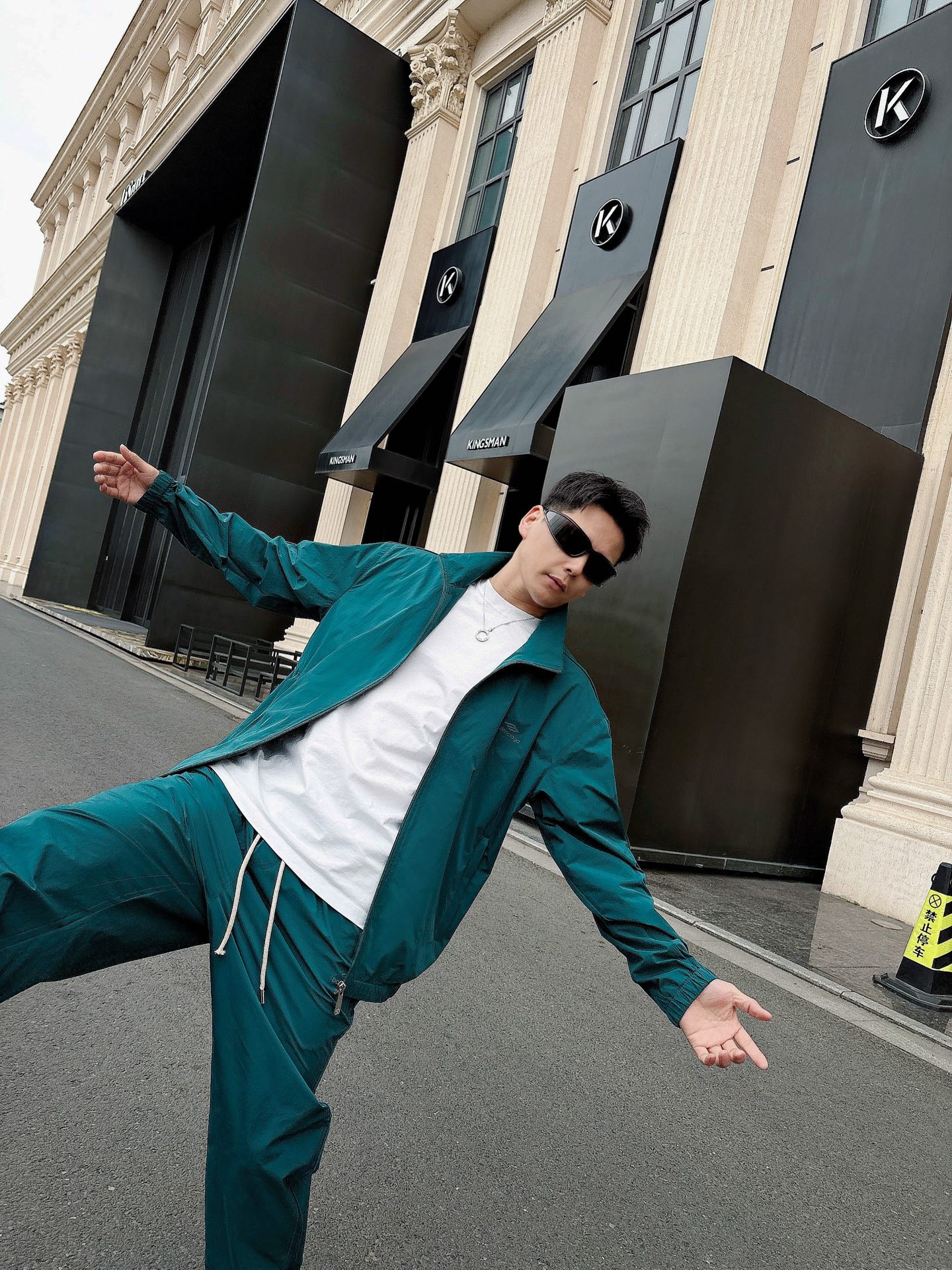 出货 巴黎世家 上新🈺25ss早春运动套装尼龙风衣➕卫裤 现货秒发本款运动衫为轻盈科技面料全幅压印图案，