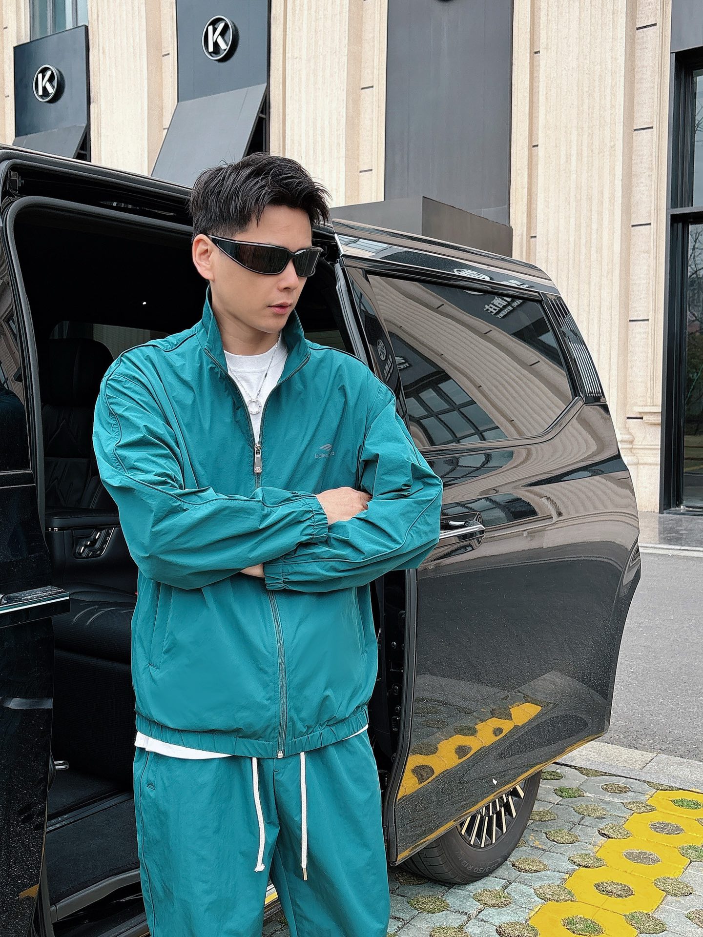 出货 巴黎世家 上新🈺25ss早春运动套装尼龙风衣➕卫裤 现货秒发本款运动衫为轻盈科技面料全幅压印图案，