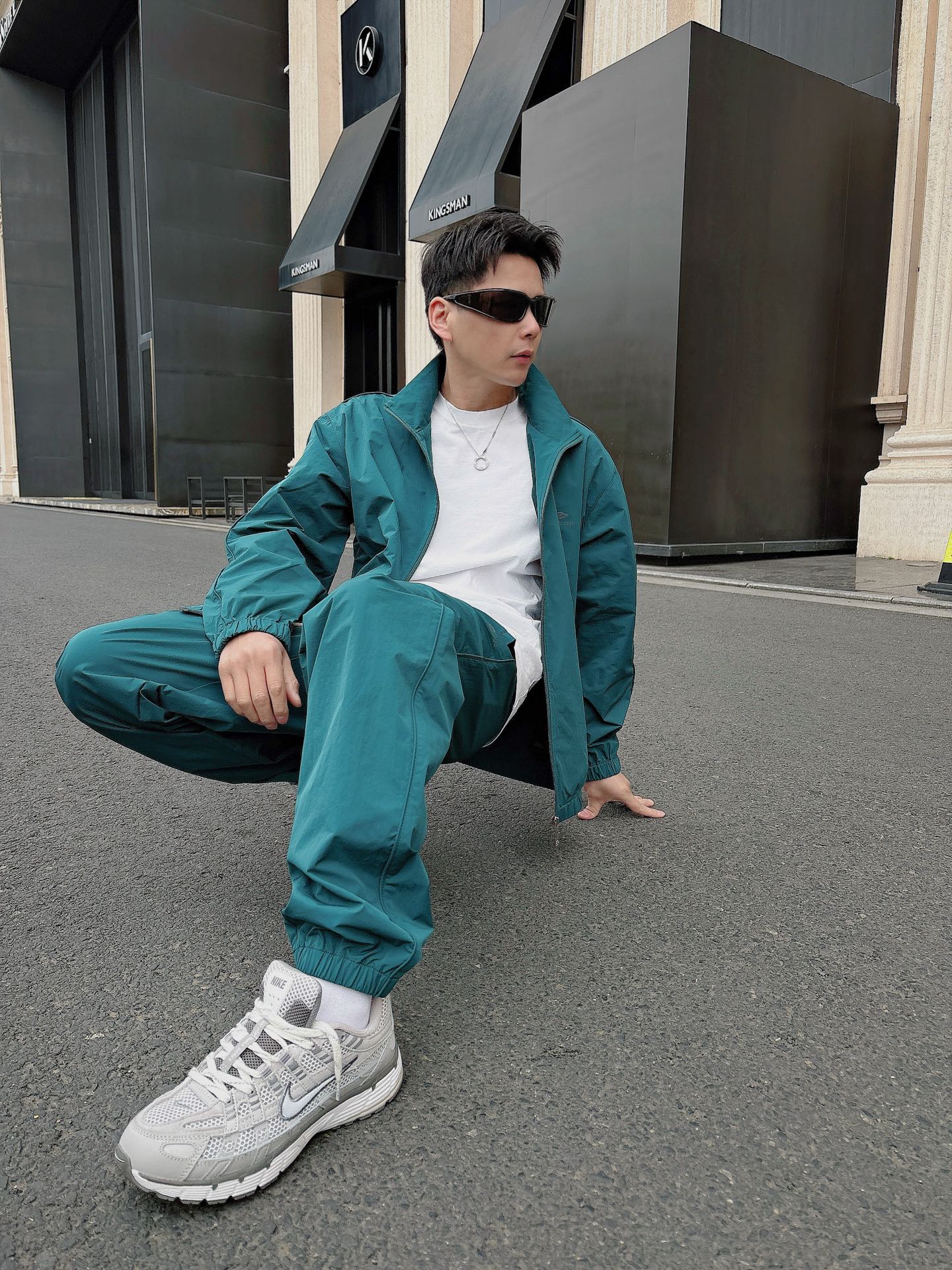 出货 巴黎世家 上新🈺25ss早春运动套装尼龙风衣➕卫裤 现货秒发本款运动衫为轻盈科技面料全幅压印图案，