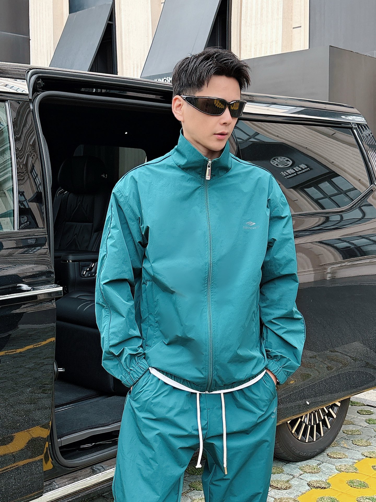 出货 巴黎世家 上新🈺25ss早春运动套装尼龙风衣➕卫裤 现货秒发本款运动衫为轻盈科技面料全幅压印图案，