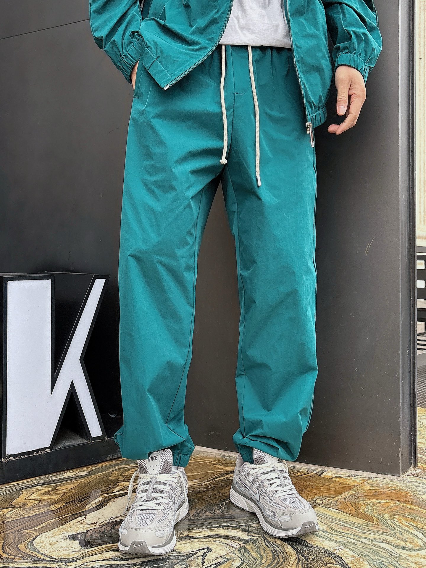 出货 巴黎世家 上新🈺25ss早春运动套装尼龙风衣➕卫裤 现货秒发本款运动衫为轻盈科技面料全幅压印图案，