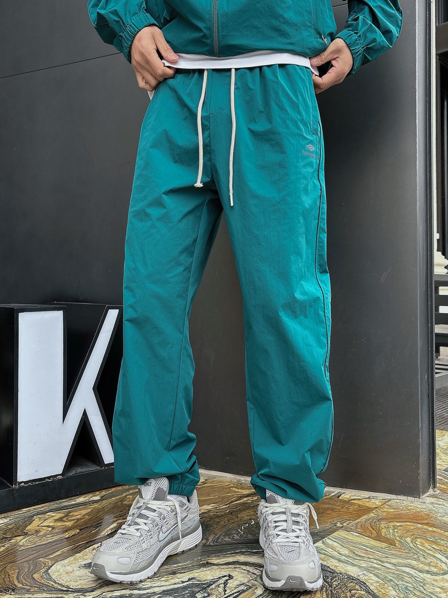 出货 巴黎世家 上新🈺25ss早春运动套装尼龙风衣➕卫裤 现货秒发本款运动衫为轻盈科技面料全幅压印图案，