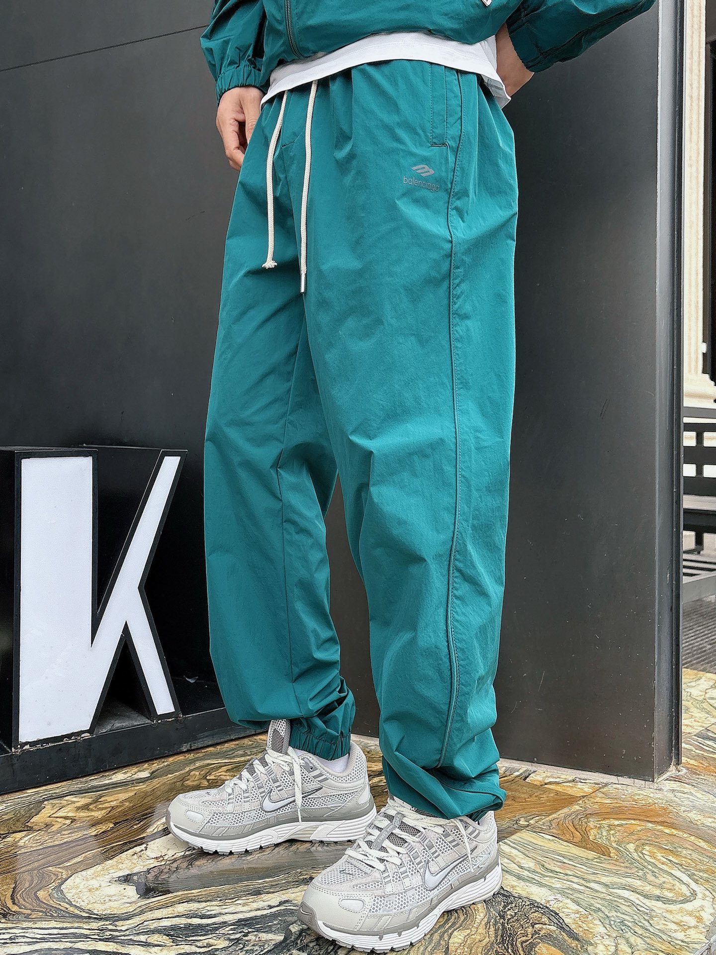 出货 巴黎世家 上新🈺25ss早春运动套装尼龙风衣➕卫裤 现货秒发本款运动衫为轻盈科技面料全幅压印图案，