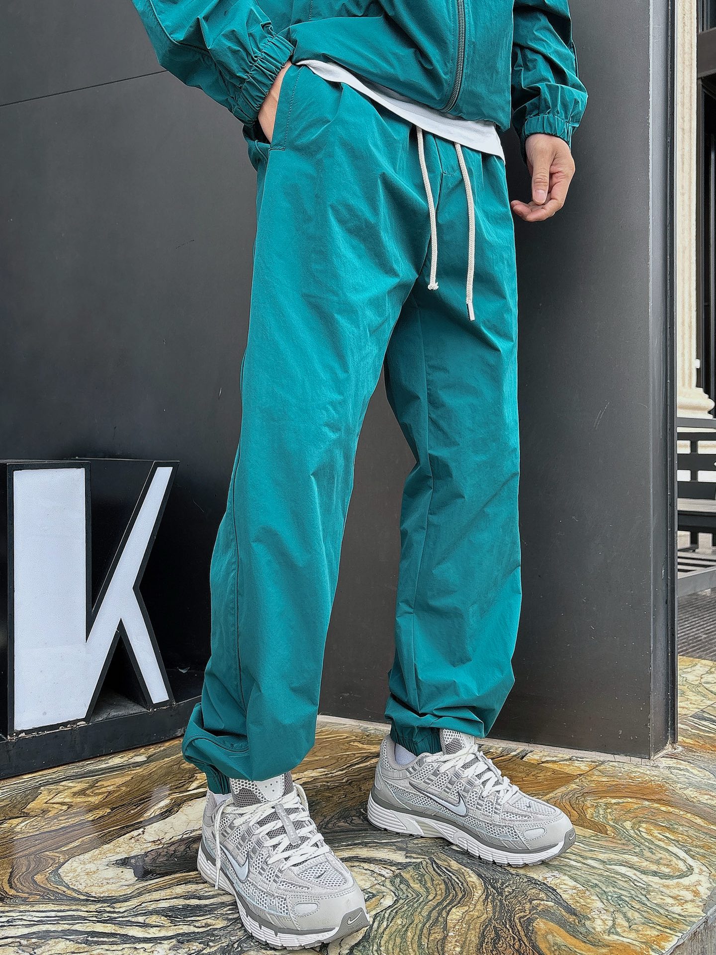 出货 巴黎世家 上新🈺25ss早春运动套装尼龙风衣➕卫裤 现货秒发本款运动衫为轻盈科技面料全幅压印图案，