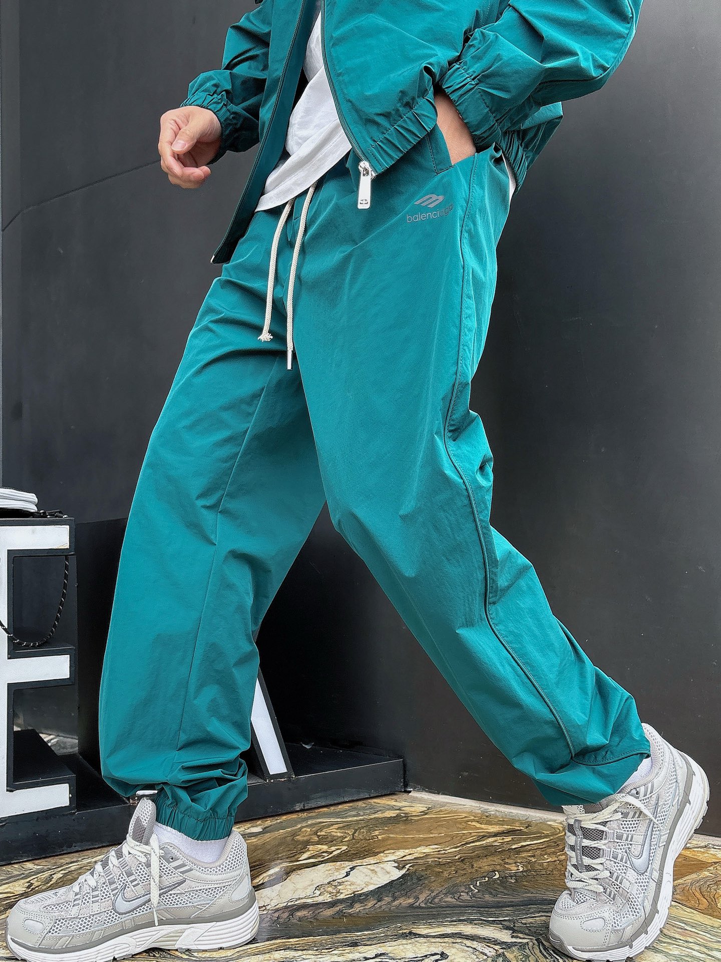 防晒服套装 一款四季组合面料 巴黎世家 上新🈺25ss早春运动套装尼龙风衣➕卫裤 现货秒发本款运动衫为轻