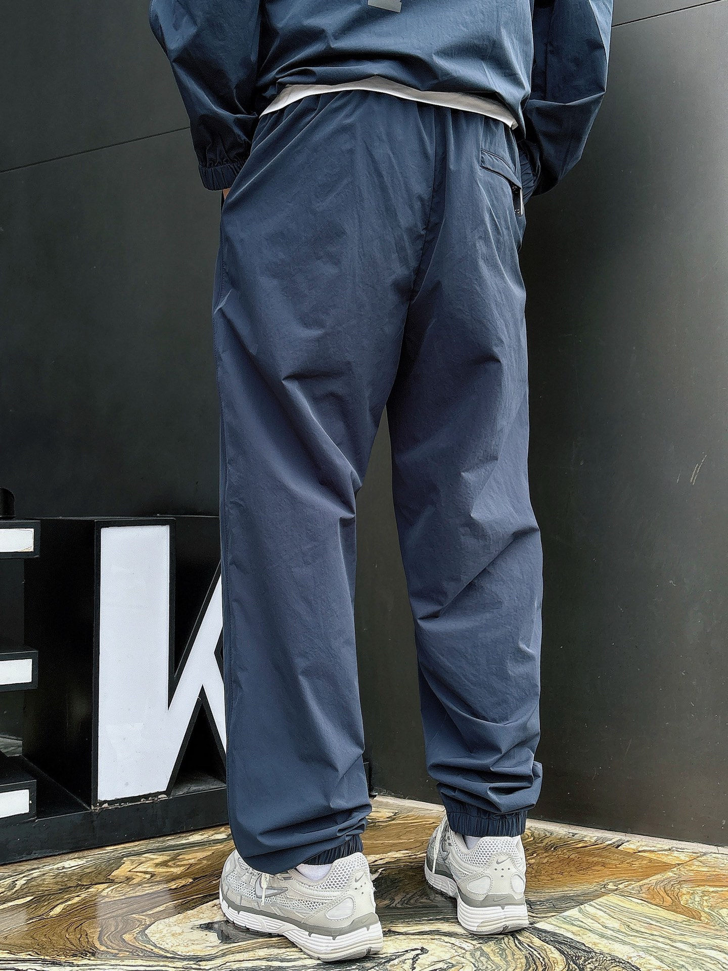 出货 一款四季组合面料 巴黎世家 上新🈺25ss早春运动套装尼龙风衣➕卫裤 现货秒发本款运动衫为轻盈科技