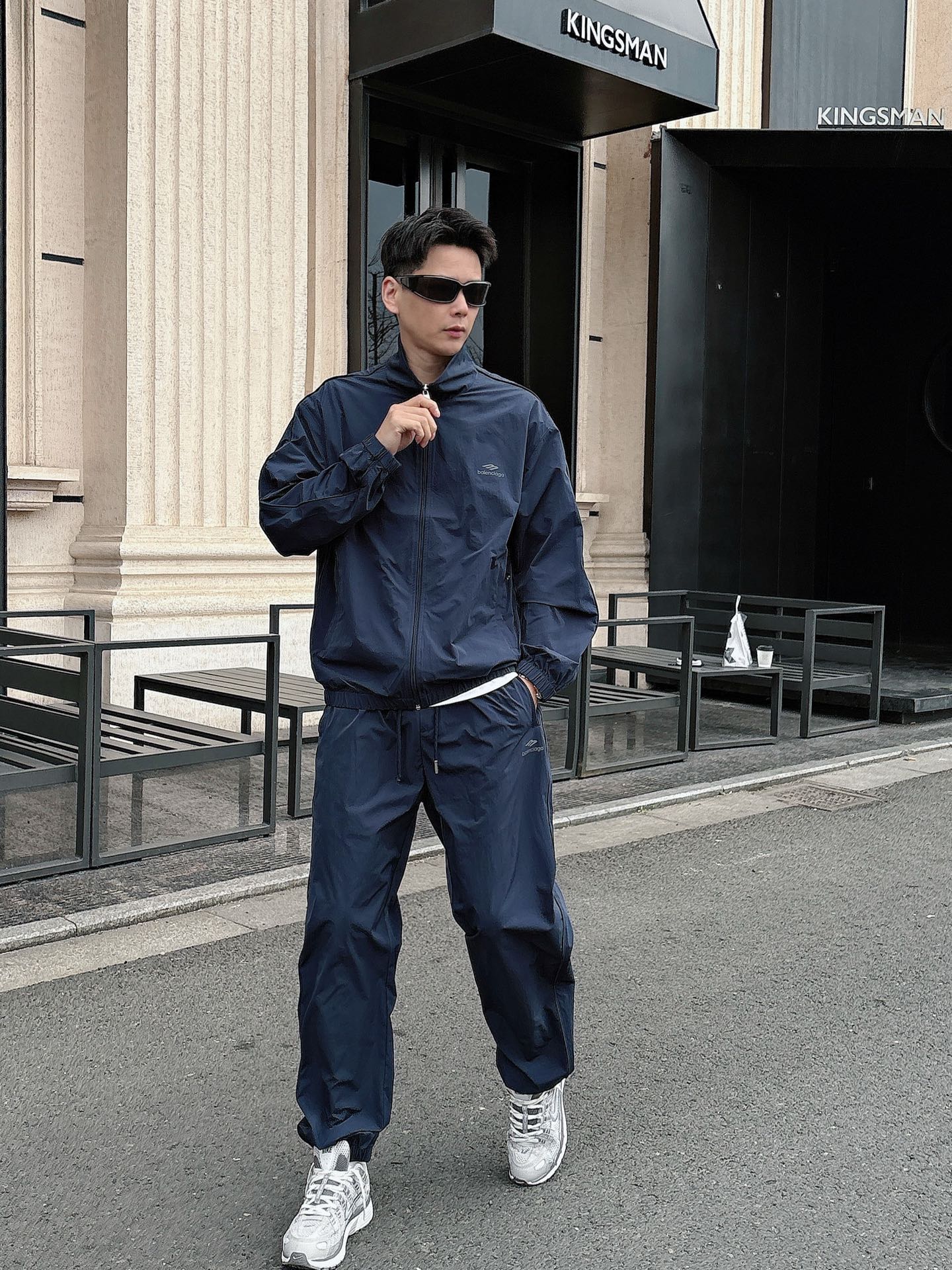 出货 一款四季组合面料 巴黎世家 上新🈺25ss早春运动套装尼龙风衣➕卫裤 现货秒发本款运动衫为轻盈科技