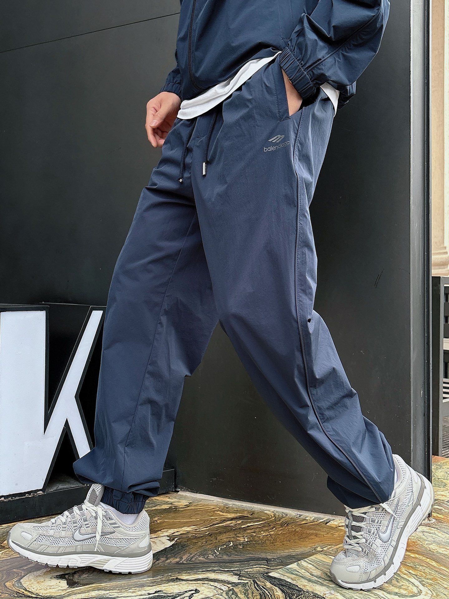 出货 一款四季组合面料 巴黎世家 上新🈺25ss早春运动套装尼龙风衣➕卫裤 现货秒发本款运动衫为轻盈科技