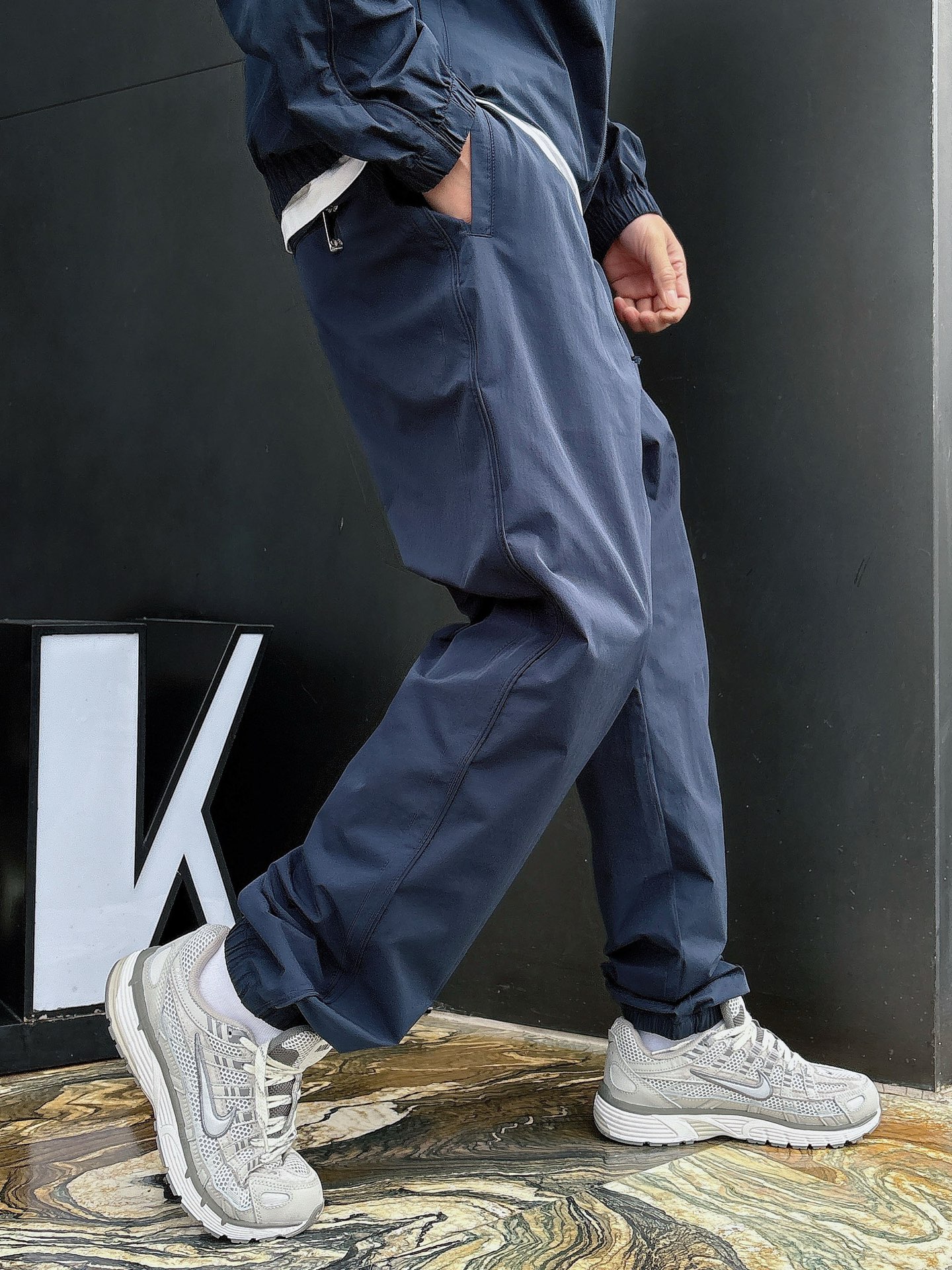 出货 一款四季组合面料 巴黎世家 上新🈺25ss早春运动套装尼龙风衣➕卫裤 现货秒发本款运动衫为轻盈科技