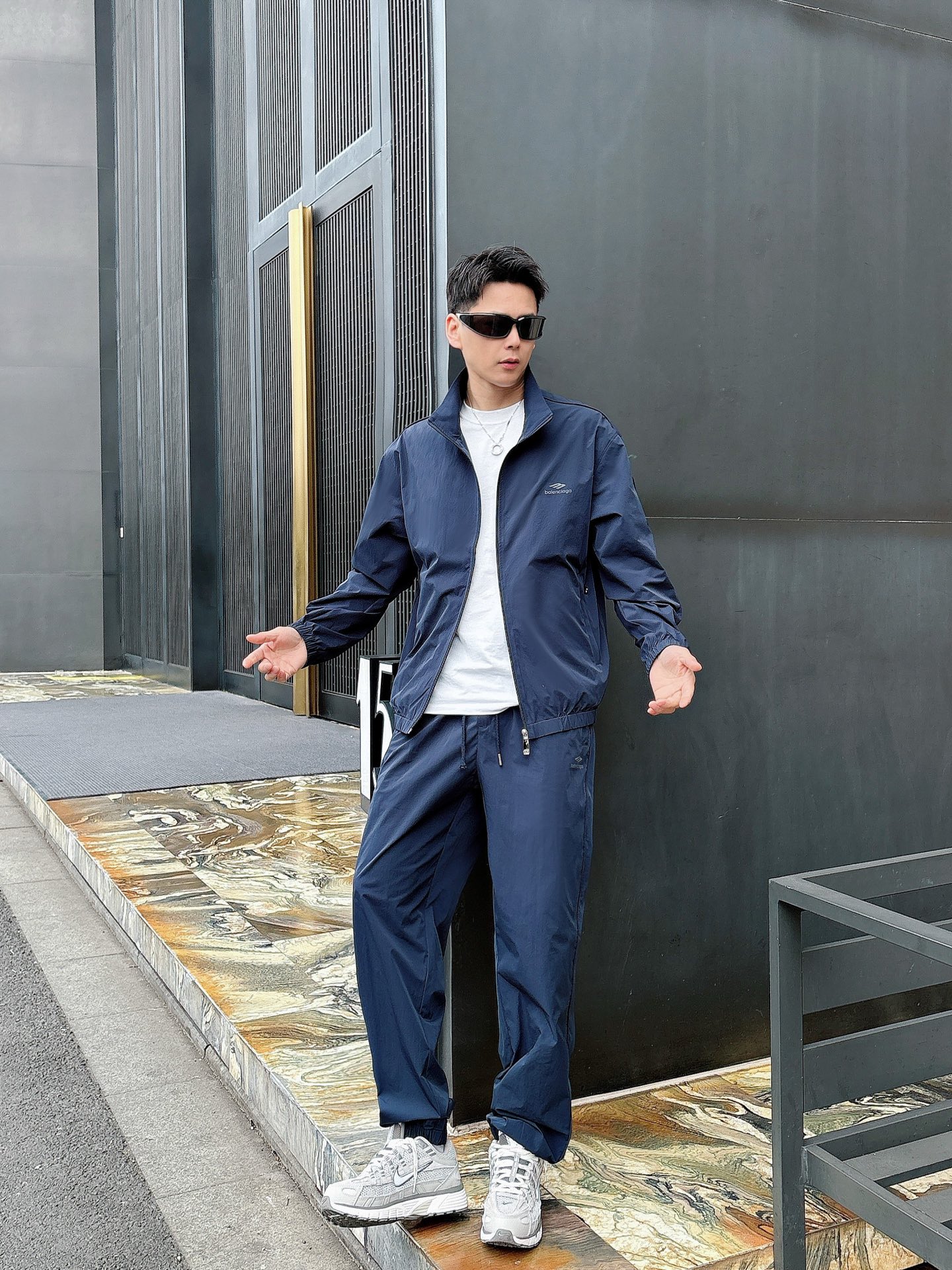 出货 一款四季组合面料 巴黎世家 上新🈺25ss早春运动套装尼龙风衣➕卫裤 现货秒发本款运动衫为轻盈科技