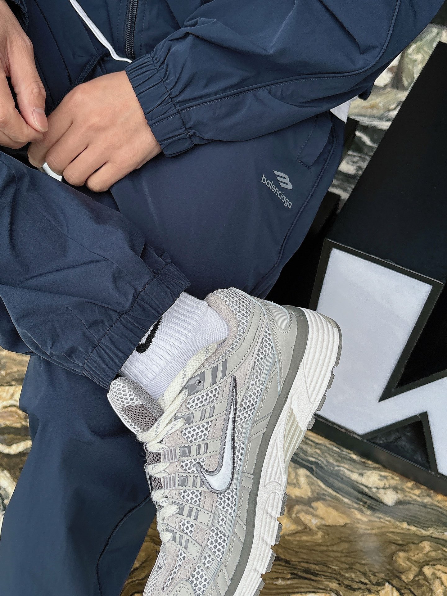 出货 一款四季组合面料 巴黎世家 上新🈺25ss早春运动套装尼龙风衣➕卫裤 现货秒发本款运动衫为轻盈科技