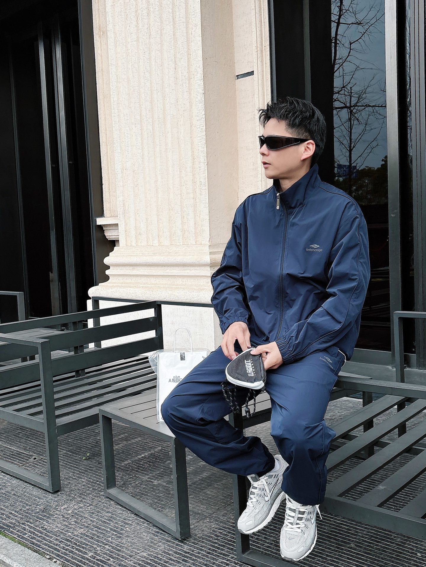 出货 一款四季组合面料 巴黎世家 上新🈺25ss早春运动套装尼龙风衣➕卫裤 现货秒发本款运动衫为轻盈科技