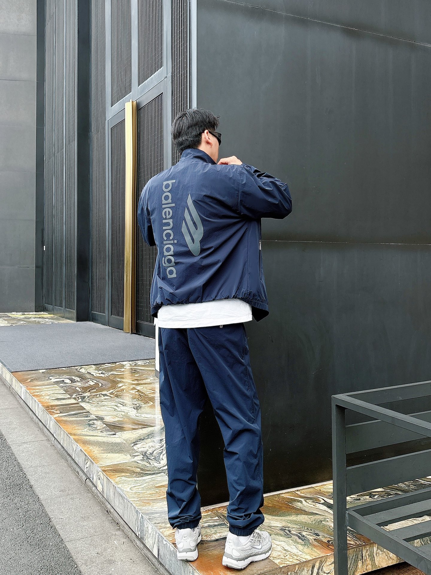 出货 一款四季组合面料 巴黎世家 上新🈺25ss早春运动套装尼龙风衣➕卫裤 现货秒发本款运动衫为轻盈科技