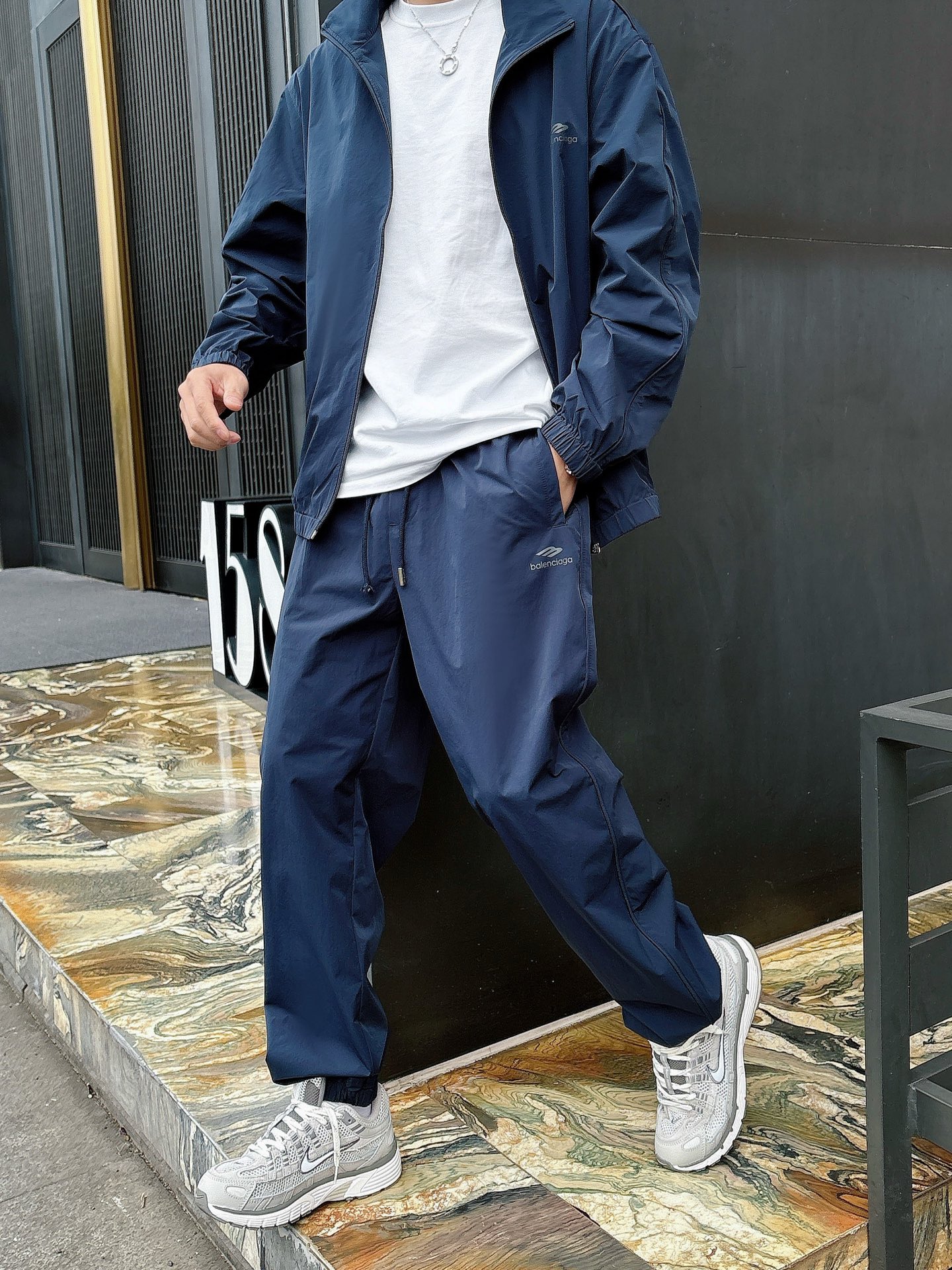 出货 一款四季组合面料 巴黎世家 上新🈺25ss早春运动套装尼龙风衣➕卫裤 现货秒发本款运动衫为轻盈科技