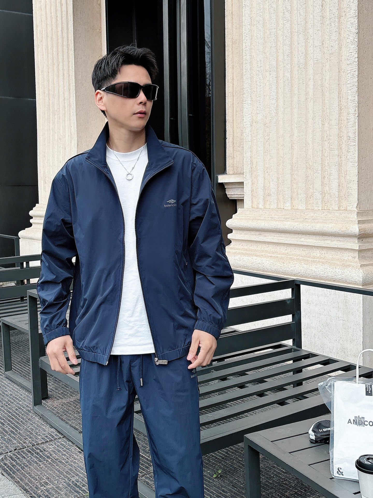 出货 一款四季组合面料 巴黎世家 上新🈺25ss早春运动套装尼龙风衣➕卫裤 现货秒发本款运动衫为轻盈科技