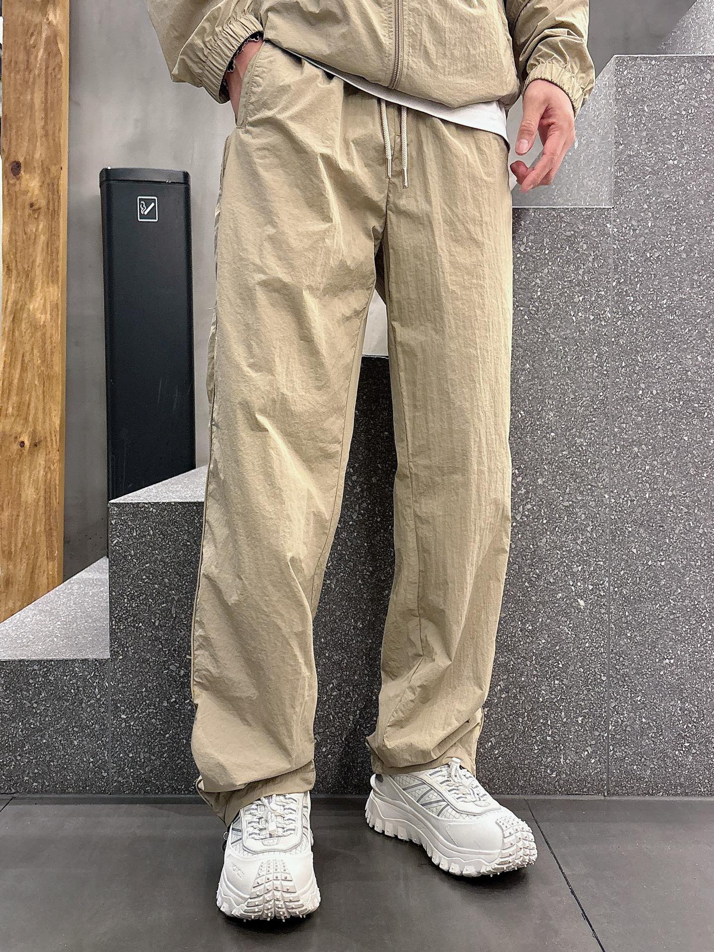 出货 一款四季组合面料 普拉达 上新🈺25ss早春运动套装尼龙风衣➕卫裤 现货秒发本款运动衫为轻盈科技面