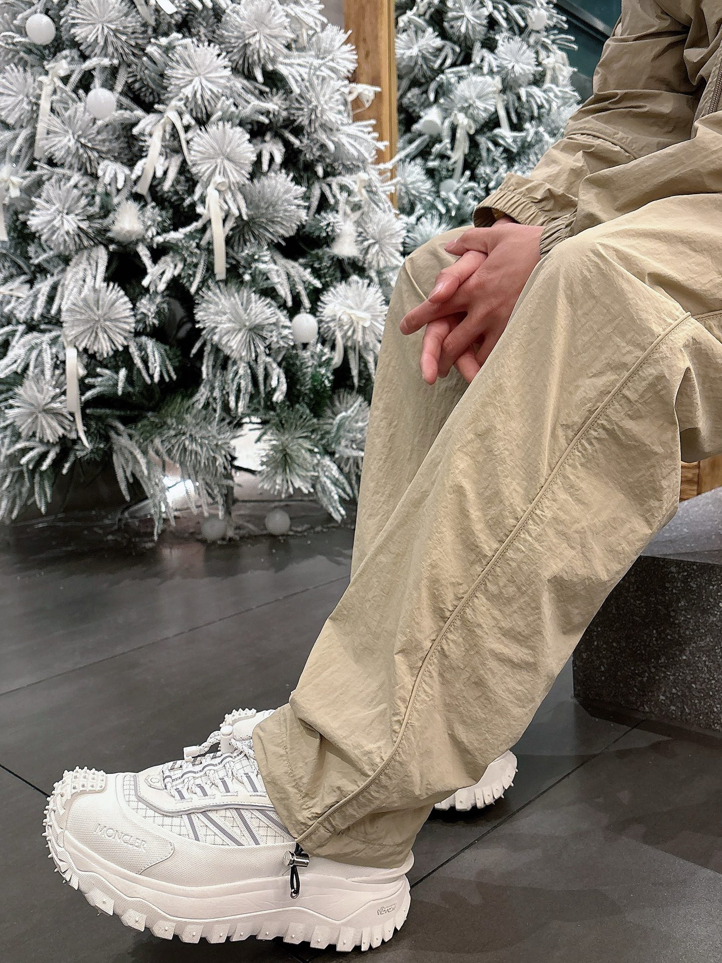 出货 一款四季组合面料 普拉达 上新🈺25ss早春运动套装尼龙风衣➕卫裤 现货秒发本款运动衫为轻盈科技面