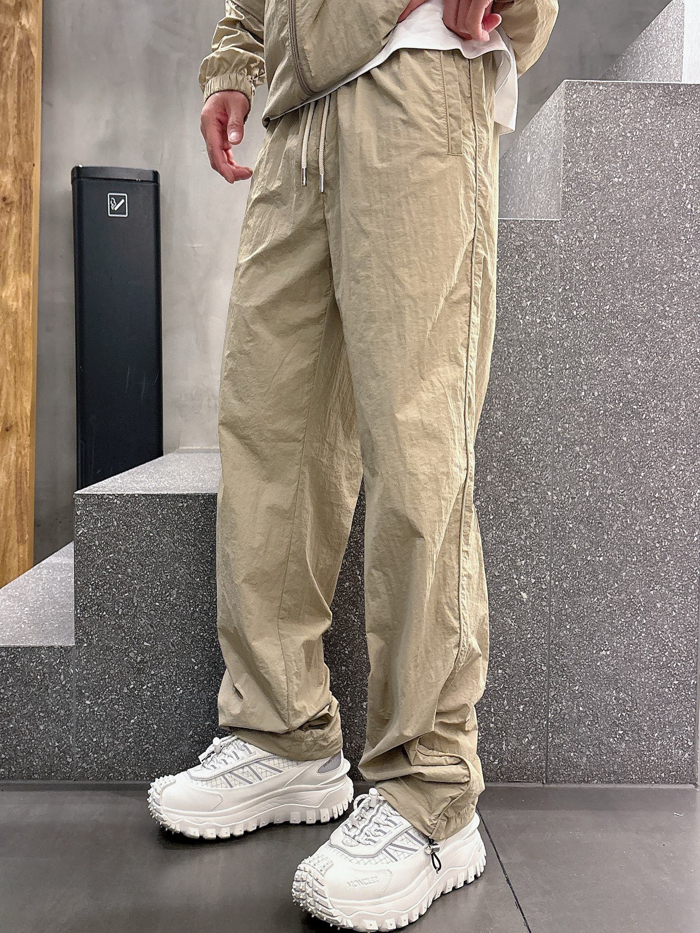 出货 一款四季组合面料 普拉达 上新🈺25ss早春运动套装尼龙风衣➕卫裤 现货秒发本款运动衫为轻盈科技面