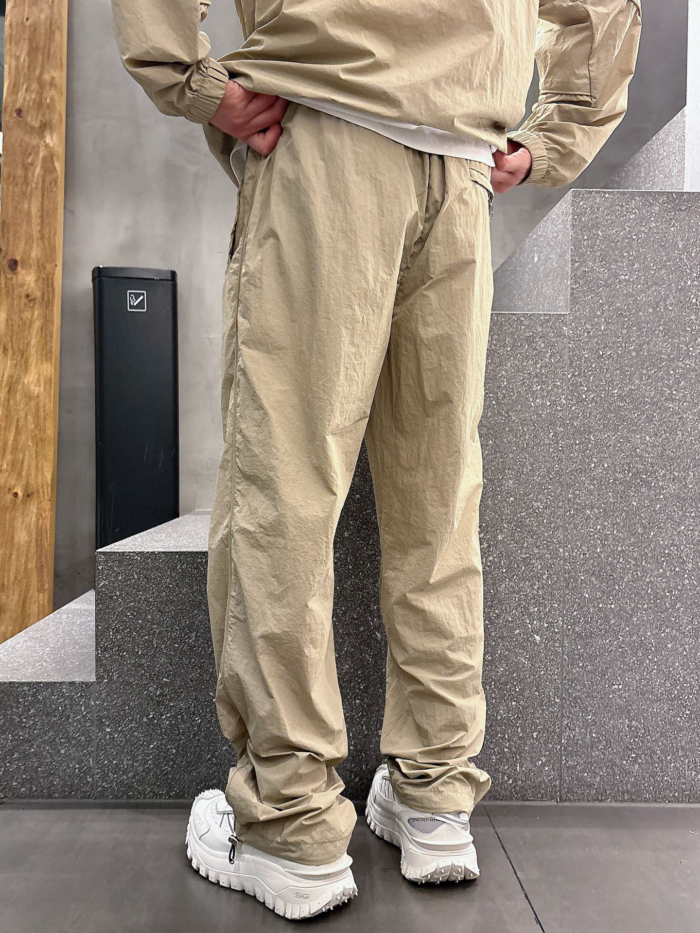 出货 一款四季组合面料 普拉达 上新🈺25ss早春运动套装尼龙风衣➕卫裤 现货秒发本款运动衫为轻盈科技面