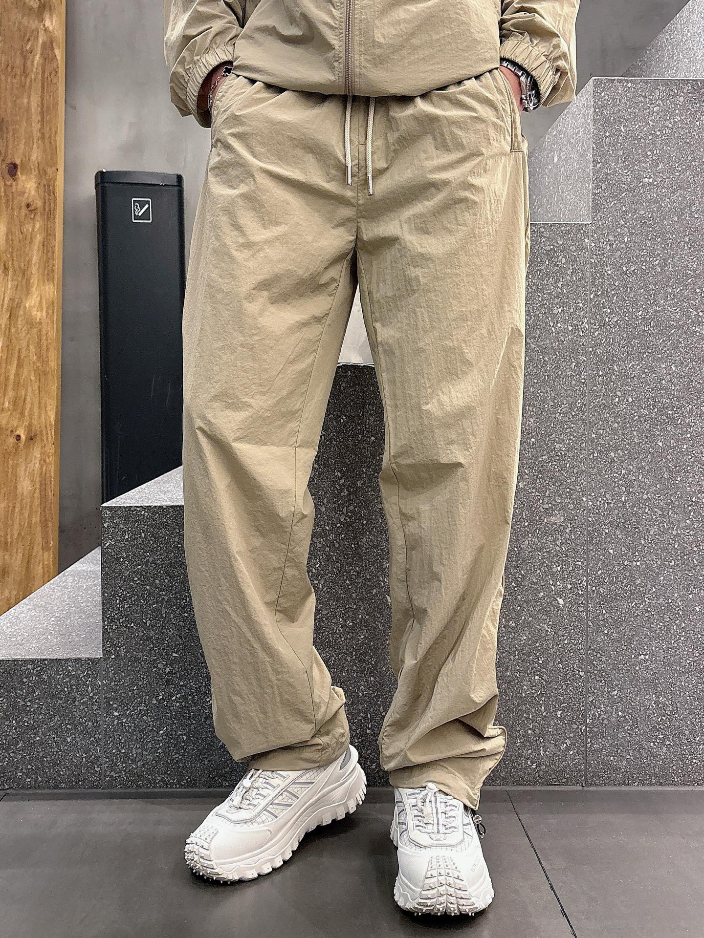 出货 一款四季组合面料 普拉达 上新🈺25ss早春运动套装尼龙风衣➕卫裤 现货秒发本款运动衫为轻盈科技面