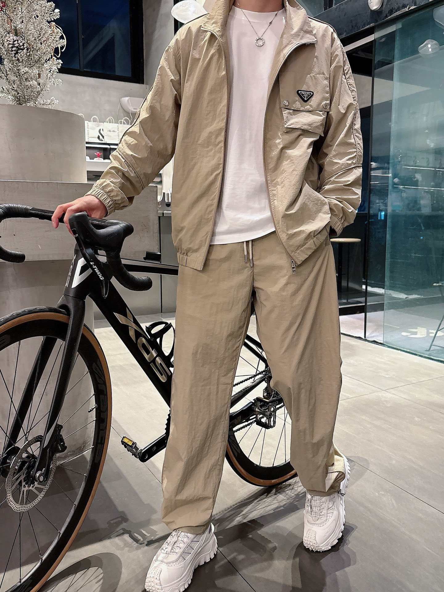 出货 一款四季组合面料 普拉达 上新🈺25ss早春运动套装尼龙风衣➕卫裤 现货秒发本款运动衫为轻盈科技面