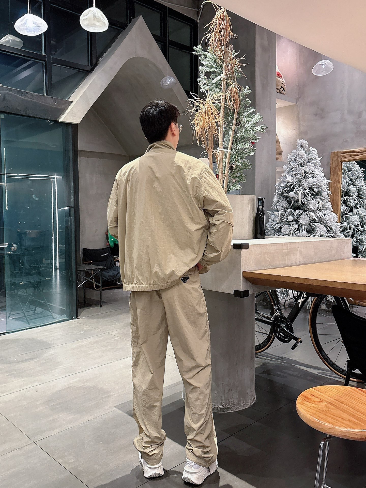 出货 一款四季组合面料 普拉达 上新🈺25ss早春运动套装尼龙风衣➕卫裤 现货秒发本款运动衫为轻盈科技面