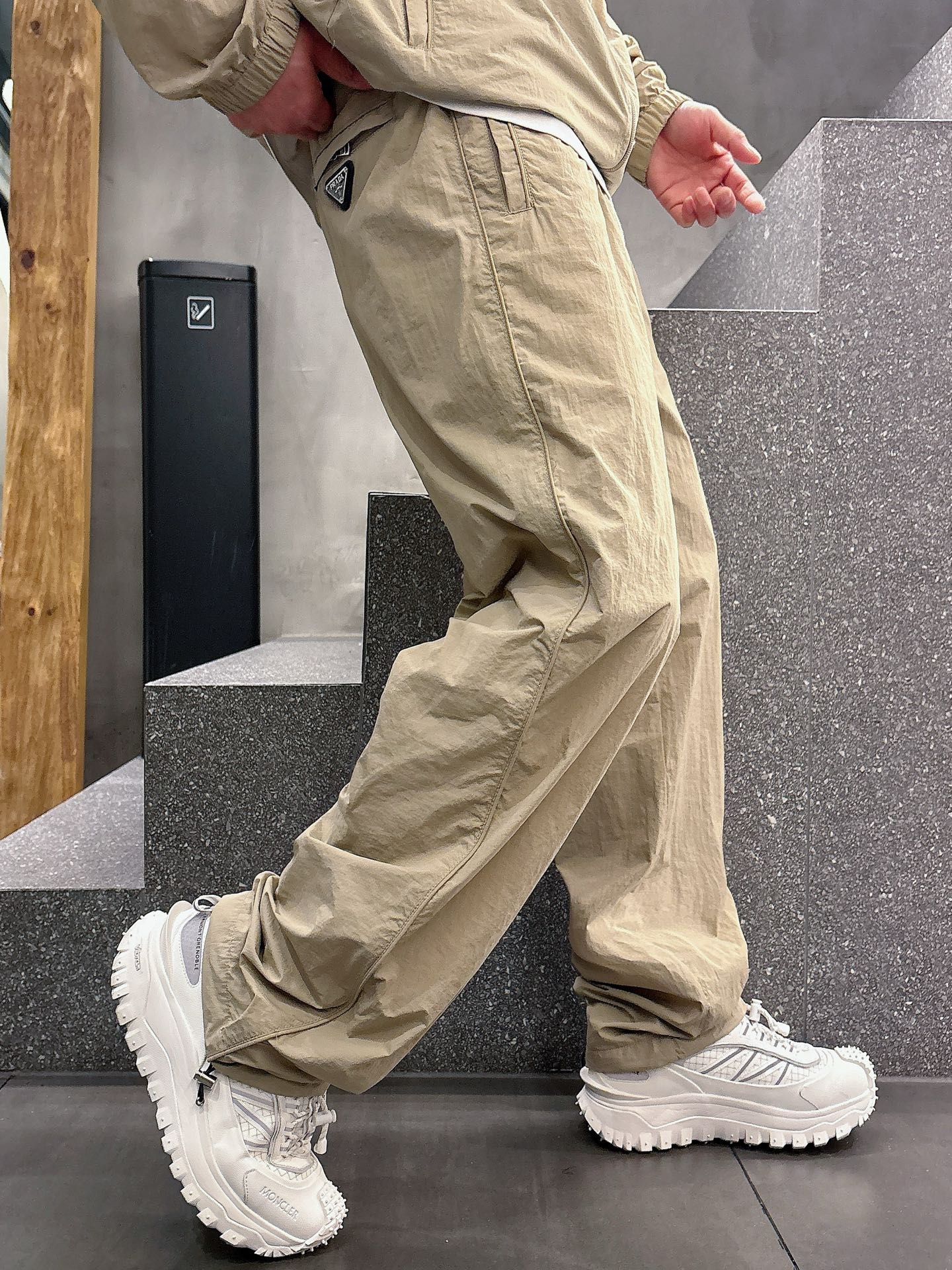 出货 一款四季组合面料 普拉达 上新🈺25ss早春运动套装尼龙风衣➕卫裤 现货秒发本款运动衫为轻盈科技面