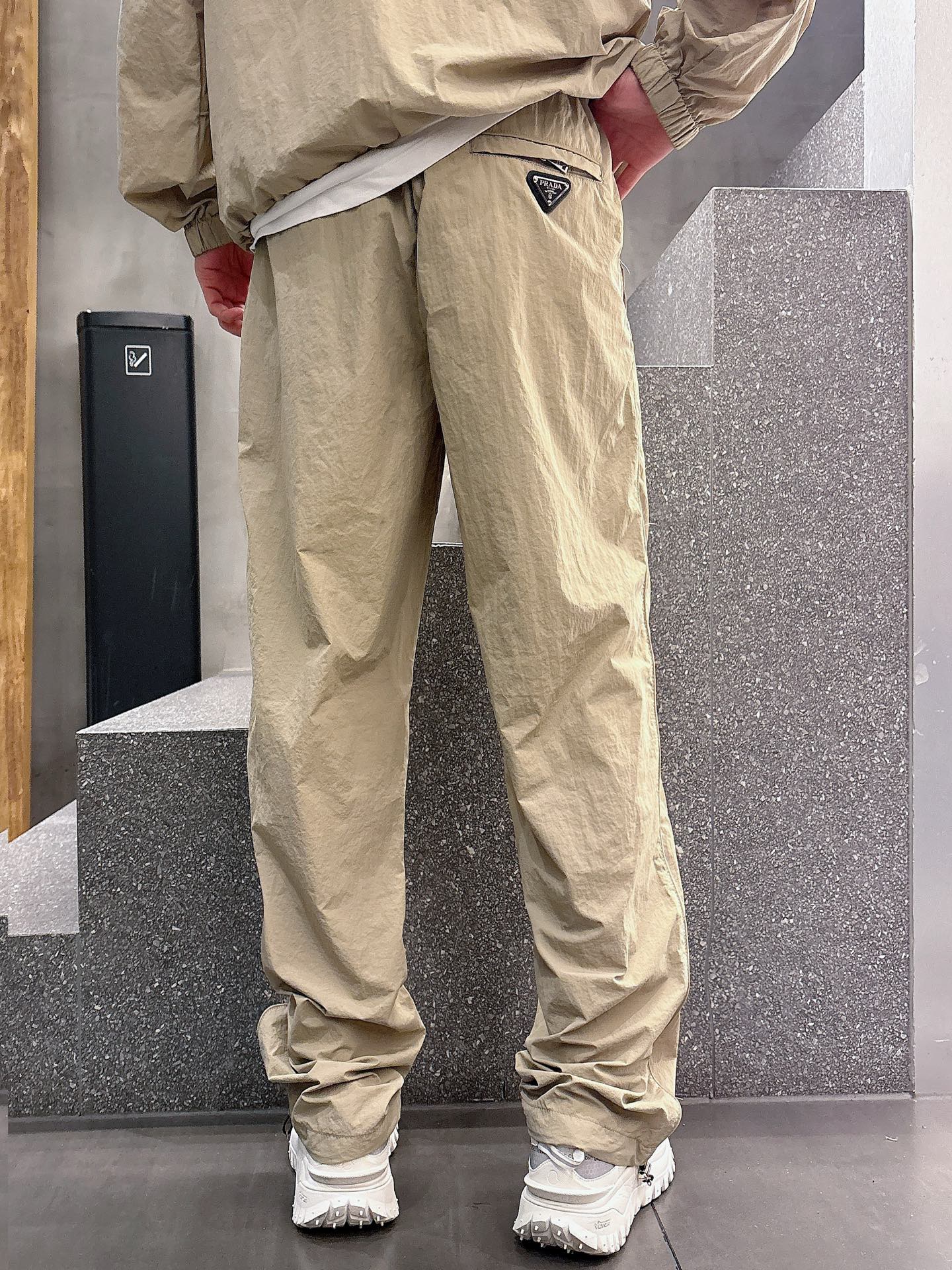 出货 一款四季组合面料 普拉达 上新🈺25ss早春运动套装尼龙风衣➕卫裤 现货秒发本款运动衫为轻盈科技面