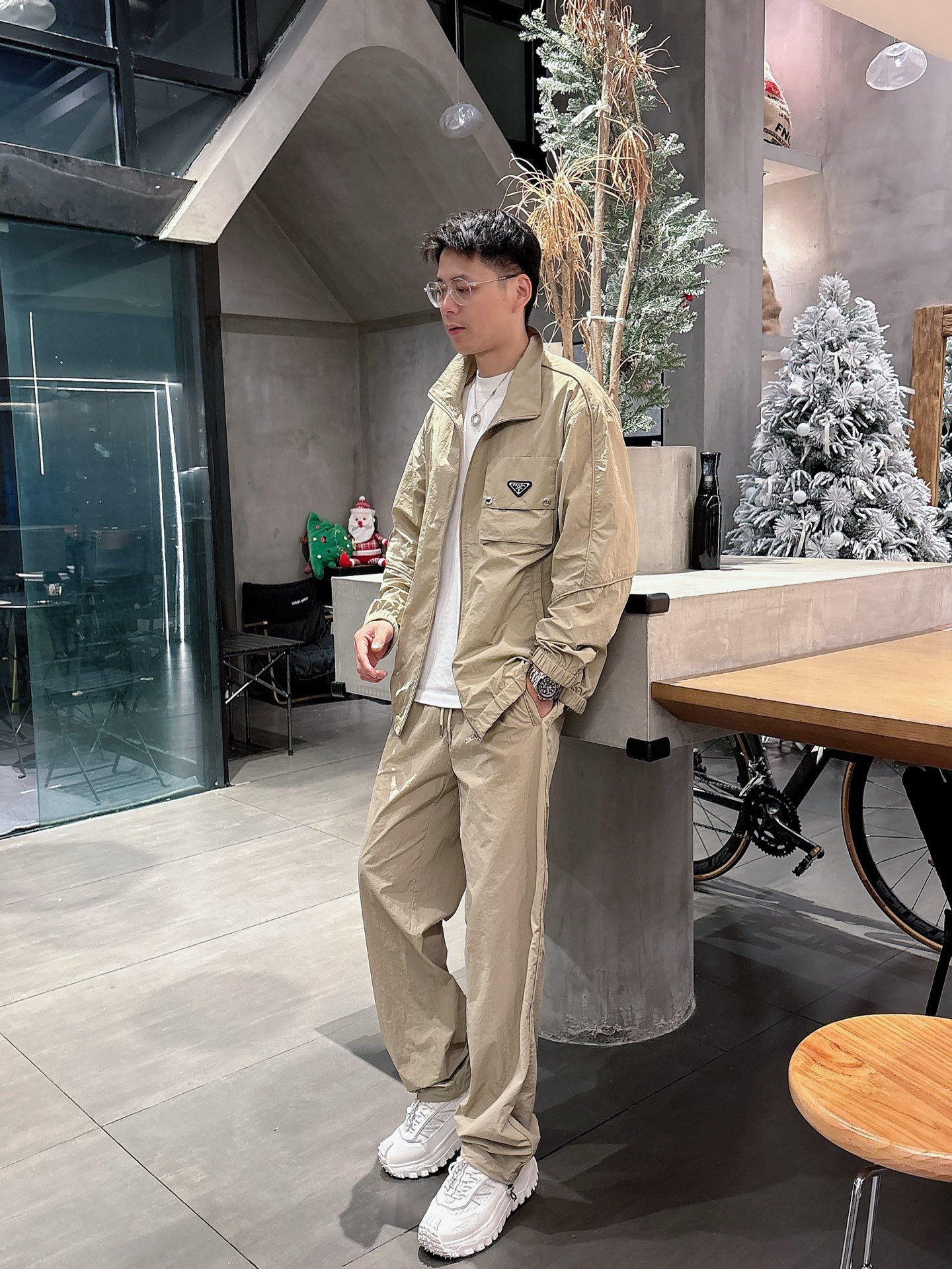 出货 一款四季组合面料 普拉达 上新🈺25ss早春运动套装尼龙风衣➕卫裤 现货秒发本款运动衫为轻盈科技面