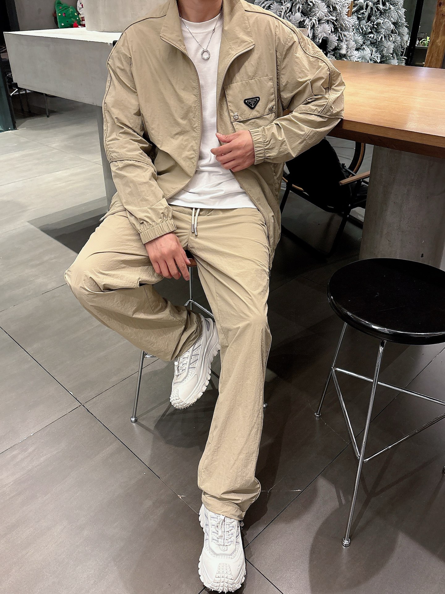 出货 一款四季组合面料 普拉达 上新🈺25ss早春运动套装尼龙风衣➕卫裤 现货秒发本款运动衫为轻盈科技面