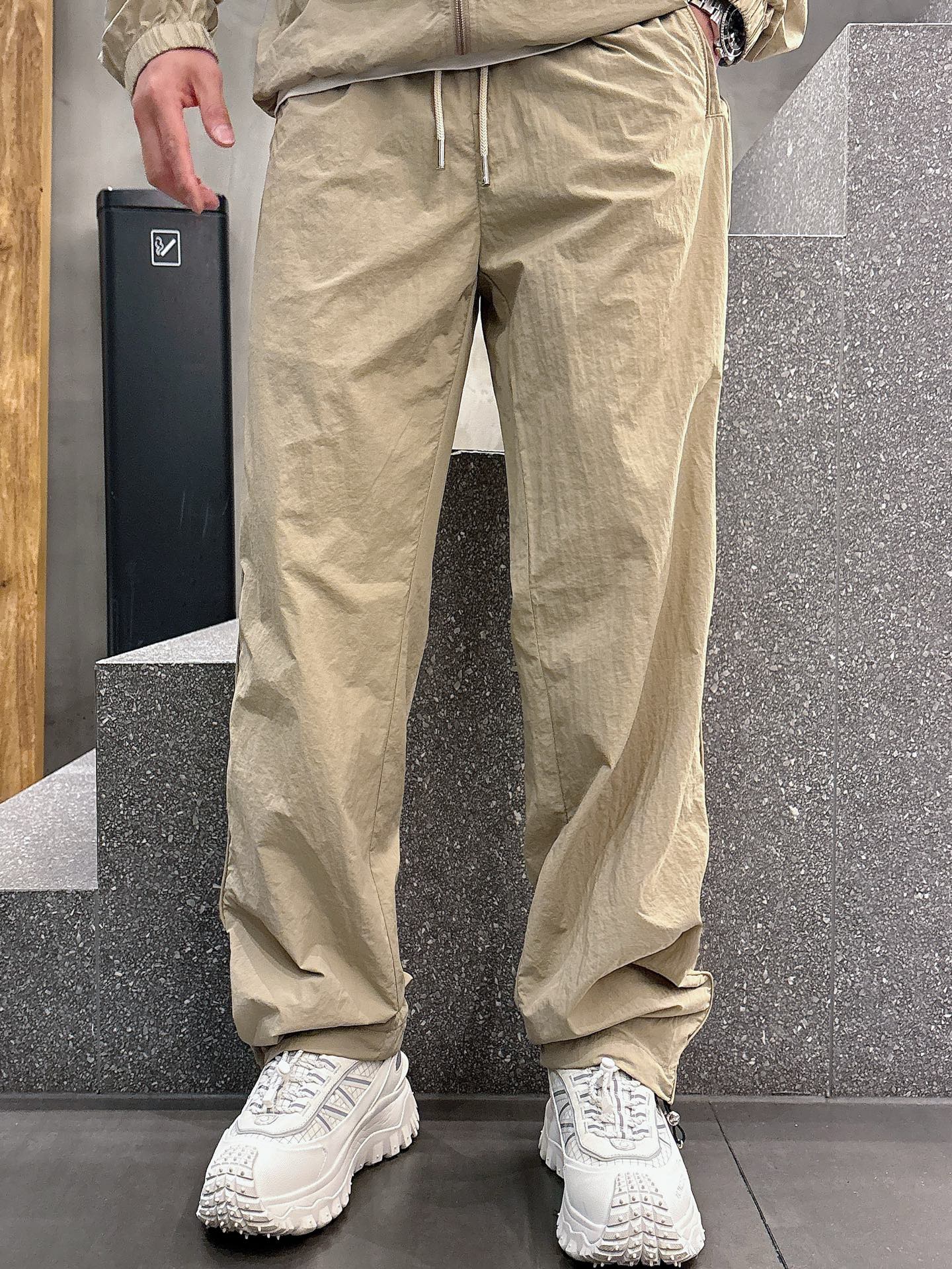 出货 一款四季组合面料 普拉达 上新🈺25ss早春运动套装尼龙风衣➕卫裤 现货秒发本款运动衫为轻盈科技面