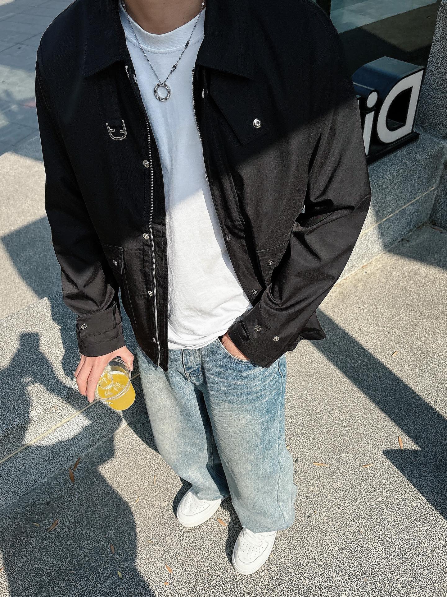 
FD  2025春季新款夹克外套，秀场新品‼品相非常完美，舒适保暖，三标齐全色泽饱满诱人，非常出彩的设