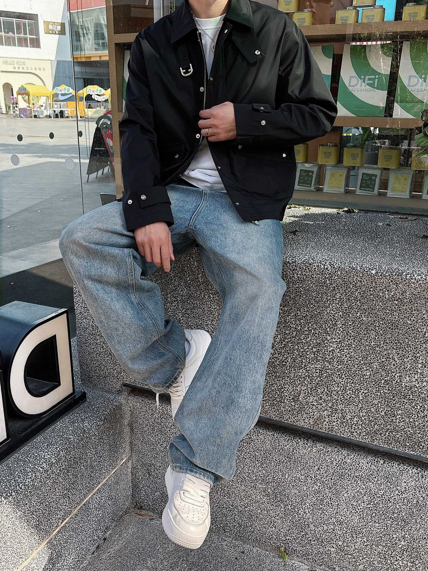 
FD  2025春季新款夹克外套，秀场新品‼品相非常完美，舒适保暖，三标齐全色泽饱满诱人，非常出彩的设