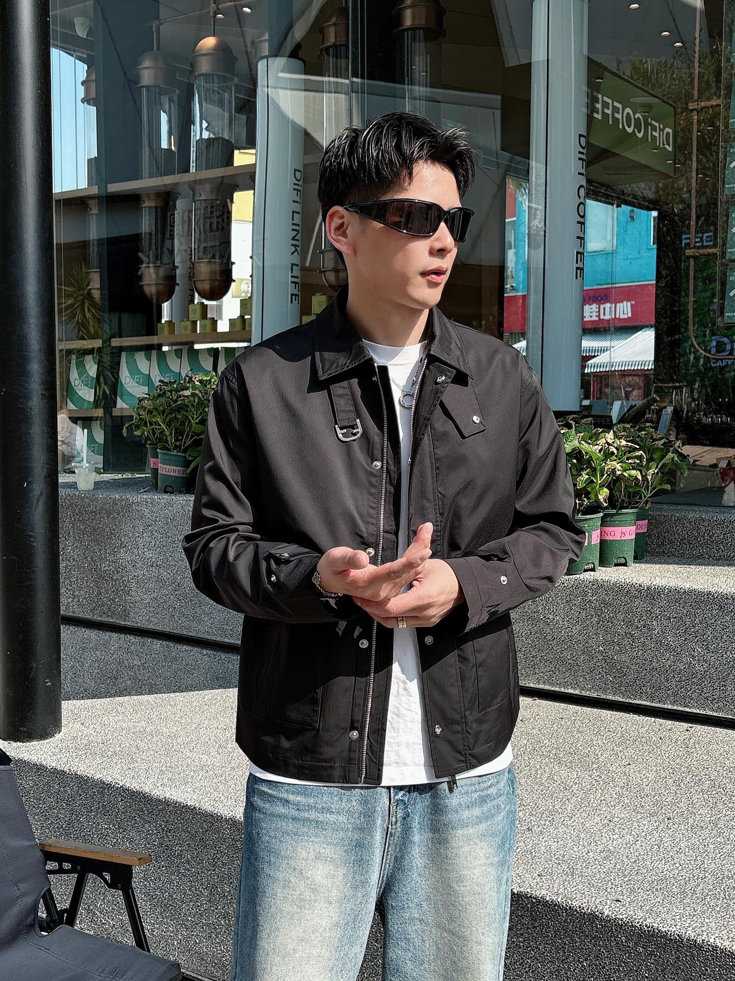 
FD  2025春季新款夹克外套，秀场新品‼品相非常完美，舒适保暖，三标齐全色泽饱满诱人，非常出彩的设