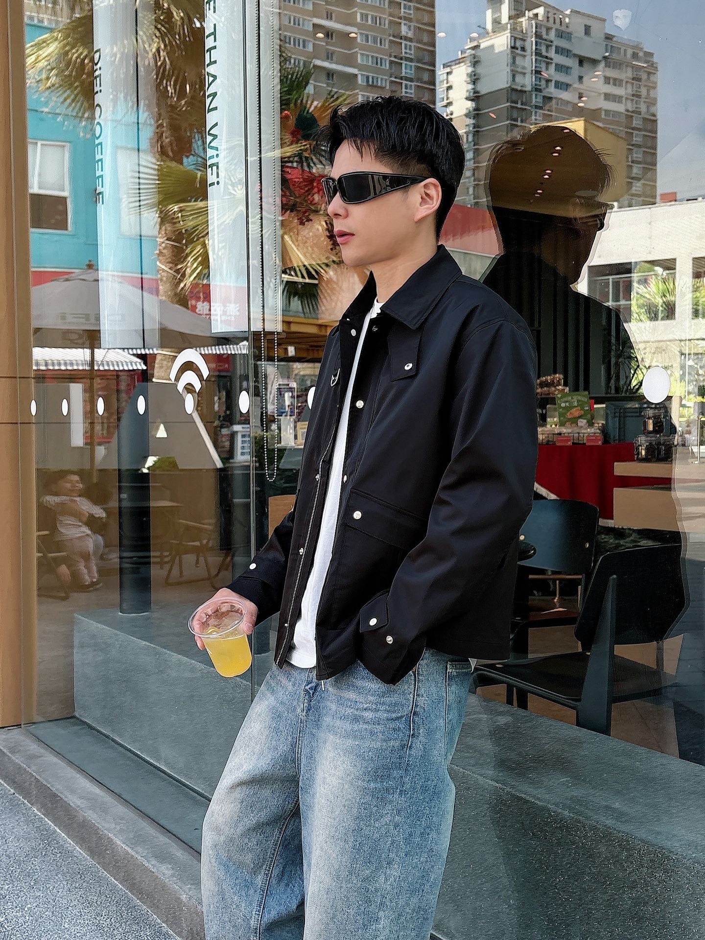 
FD  2025春季新款夹克外套，秀场新品‼品相非常完美，舒适保暖，三标齐全色泽饱满诱人，非常出彩的设