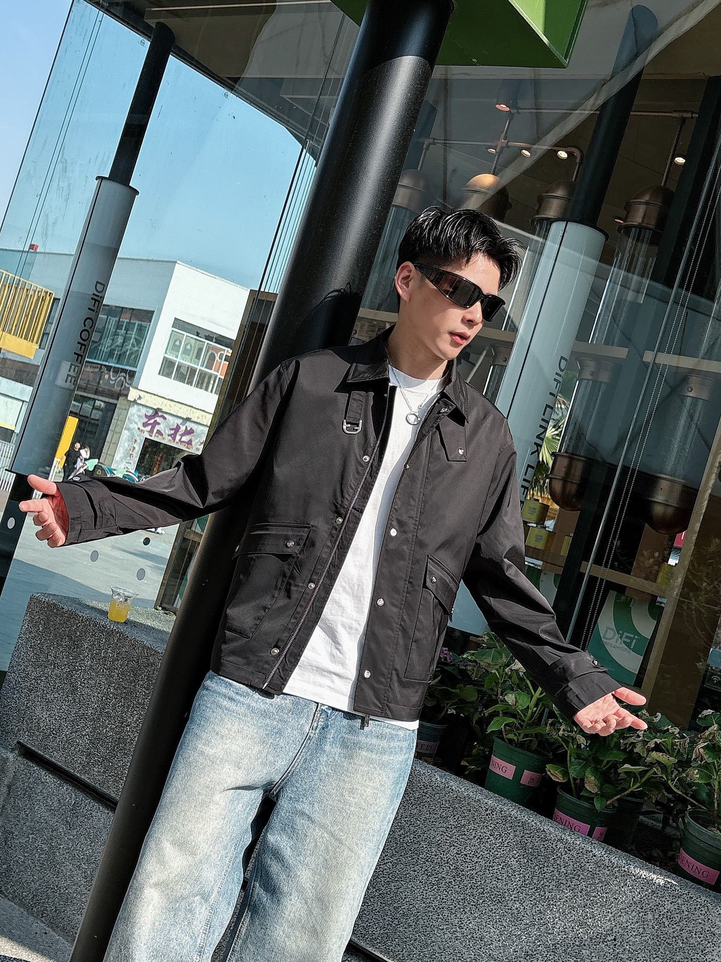 
FD  2025春季新款夹克外套，秀场新品‼品相非常完美，舒适保暖，三标齐全色泽饱满诱人，非常出彩的设