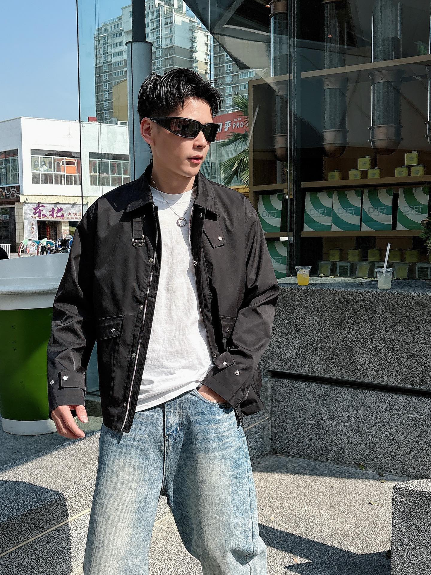 
FD  2025春季新款夹克外套，秀场新品‼品相非常完美，舒适保暖，三标齐全色泽饱满诱人，非常出彩的设